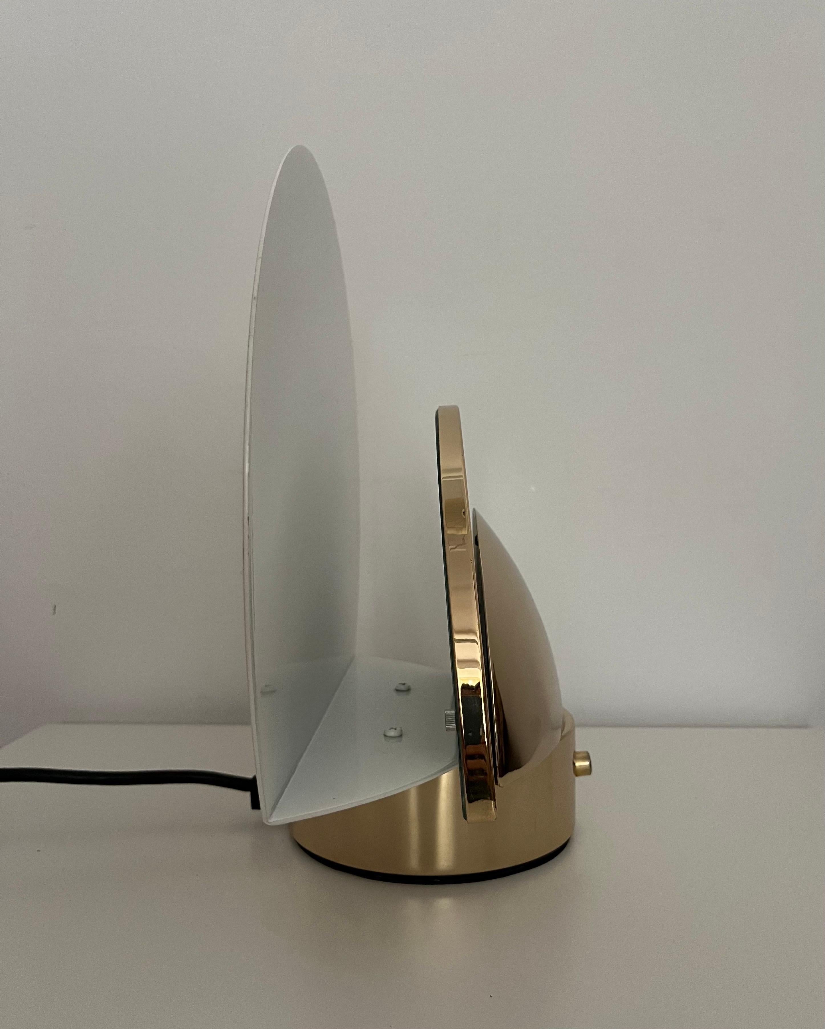 Lampe de bureau espagnole postmoderne à gradation dorée et blanche par Estiluz, Barcelone, années 1980 Excellent état - En vente à Badajoz, Badajoz