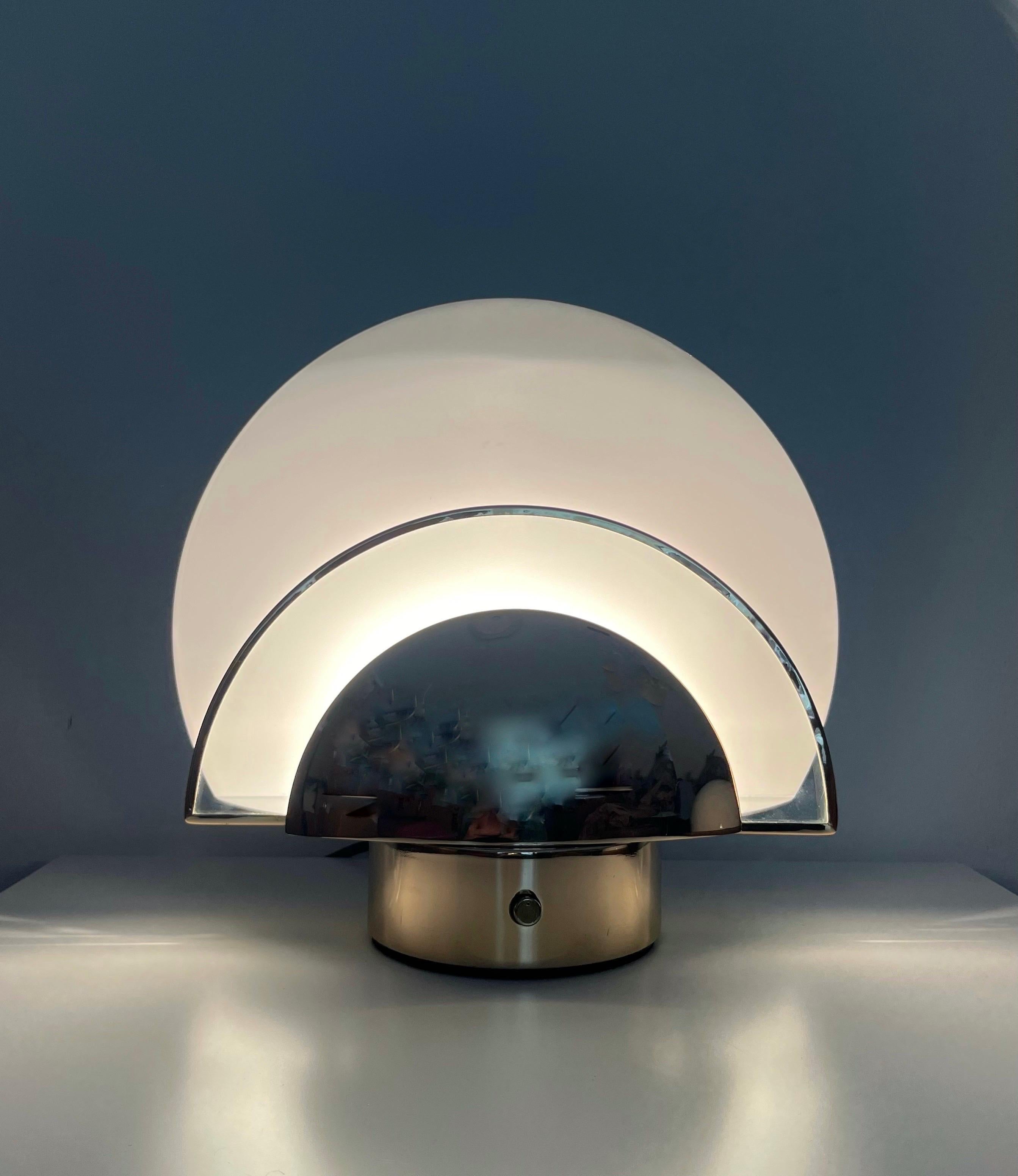 Postmoderne Lampe de bureau espagnole postmoderne à gradation dorée et blanche par Estiluz, Barcelone, années 1980 en vente