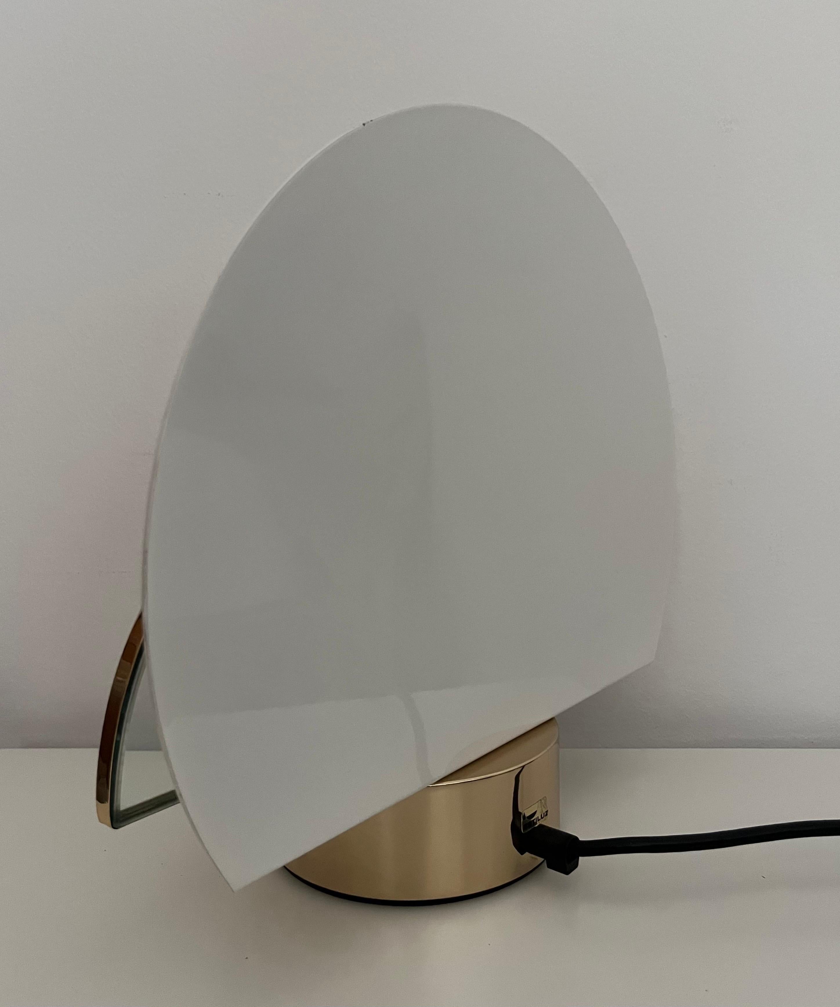 Lampe de bureau espagnole postmoderne à gradation dorée et blanche par Estiluz, Barcelone, années 1980 en vente 5