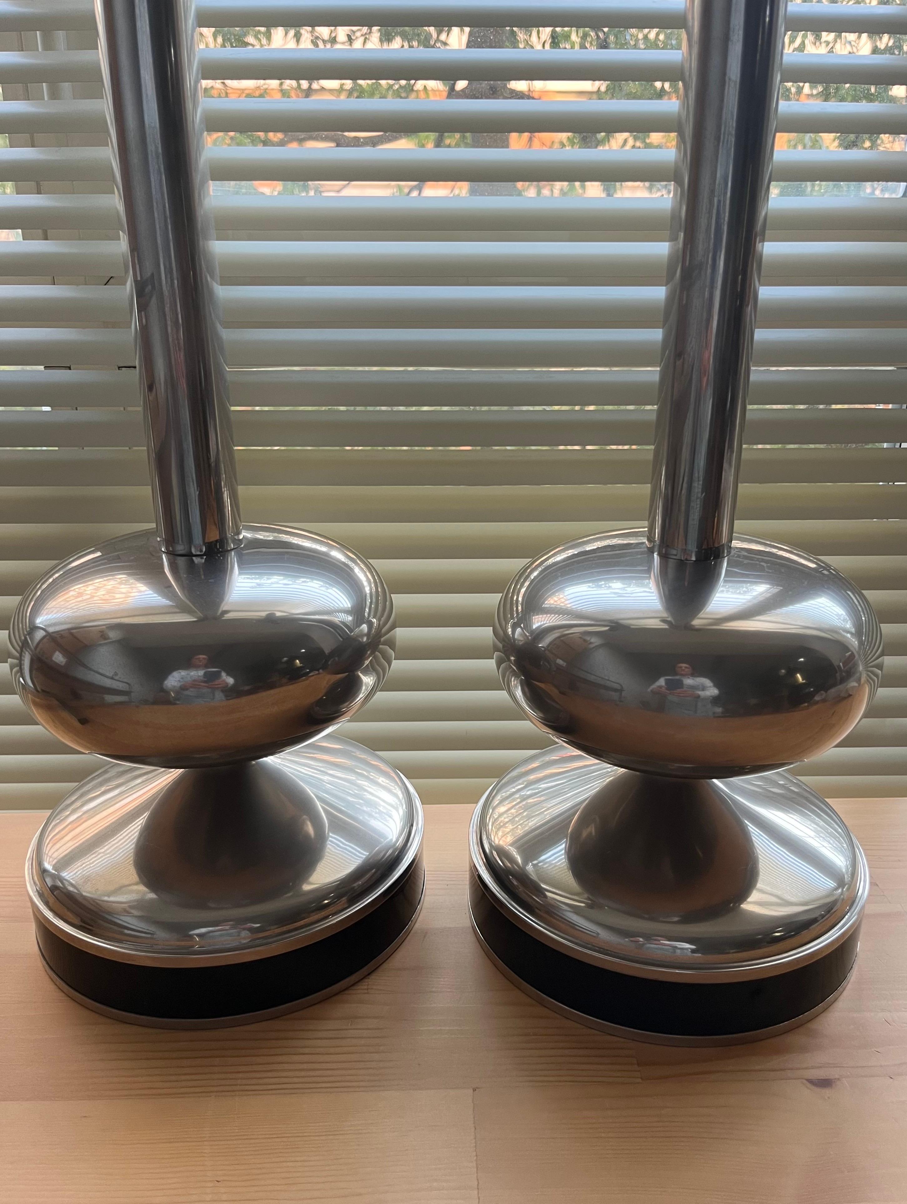 Paire de lampes de table espagnoles chromées et émaillées noires du milieu du siècle, 1970 en vente 4