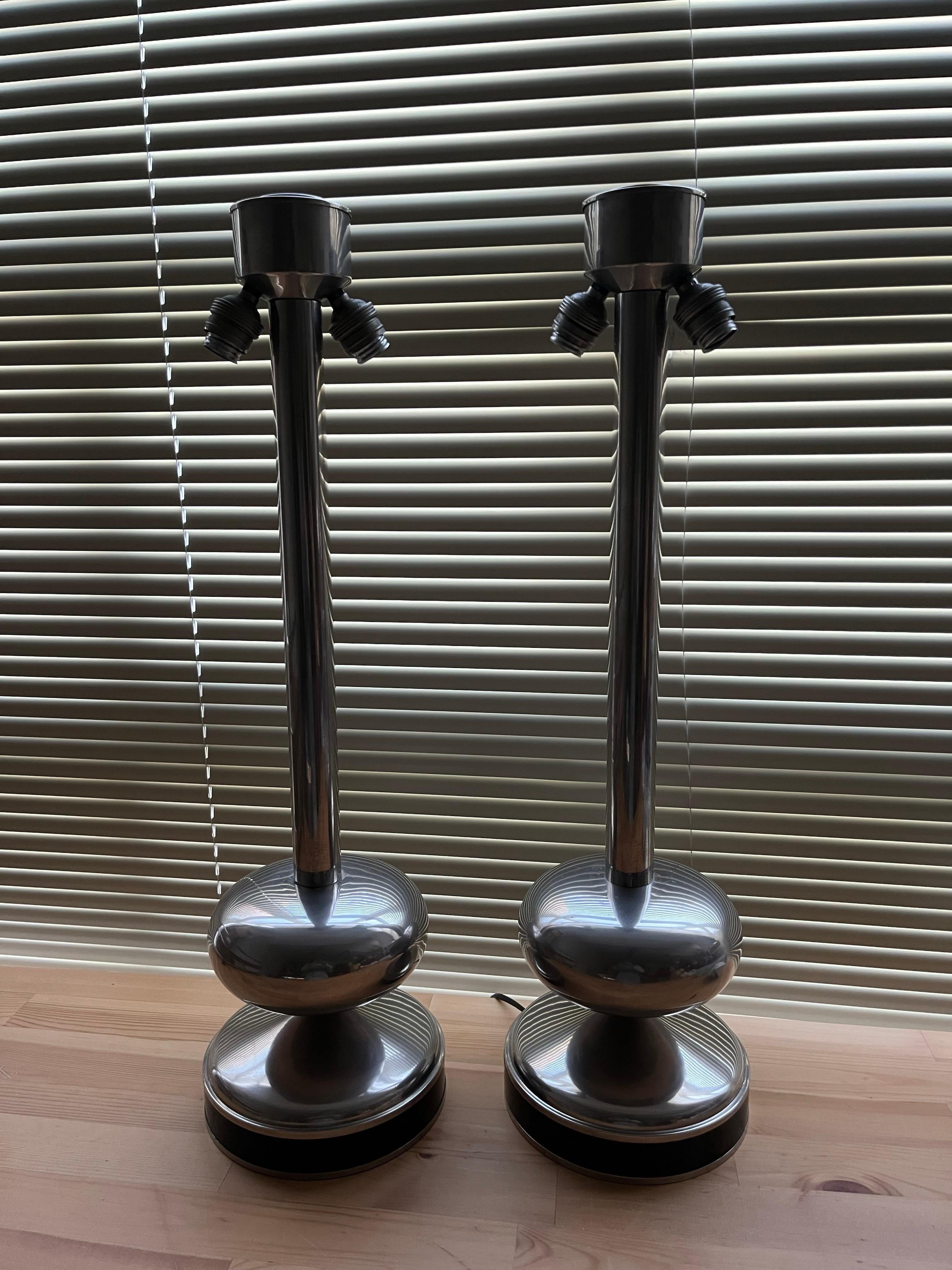 Paire de lampes de table espagnoles chromées et émaillées noires du milieu du siècle, 1970 en vente 5