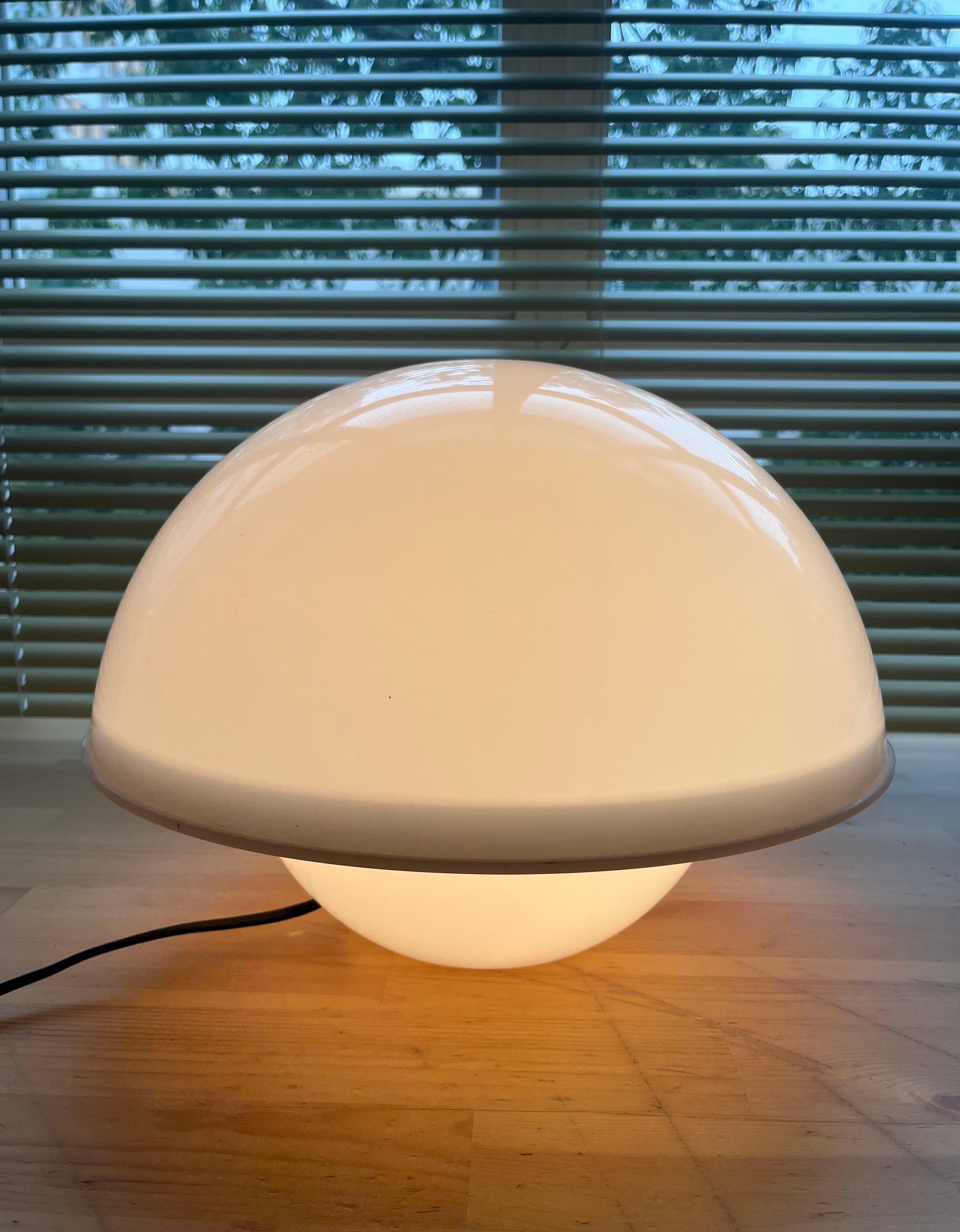 Lámpara de sobremesa de Lucite blanco de mediados de siglo de André Ricard para Metalarte, años 70 en venta 4