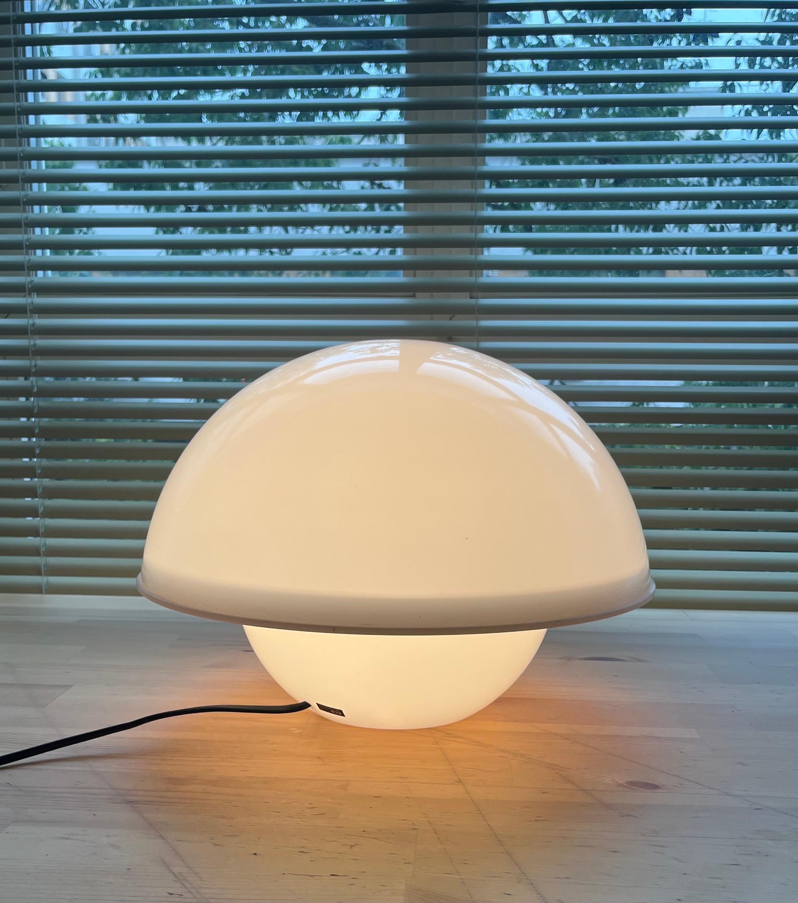 Lámpara de sobremesa de Lucite blanco de mediados de siglo de André Ricard para Metalarte, años 70 en venta 9