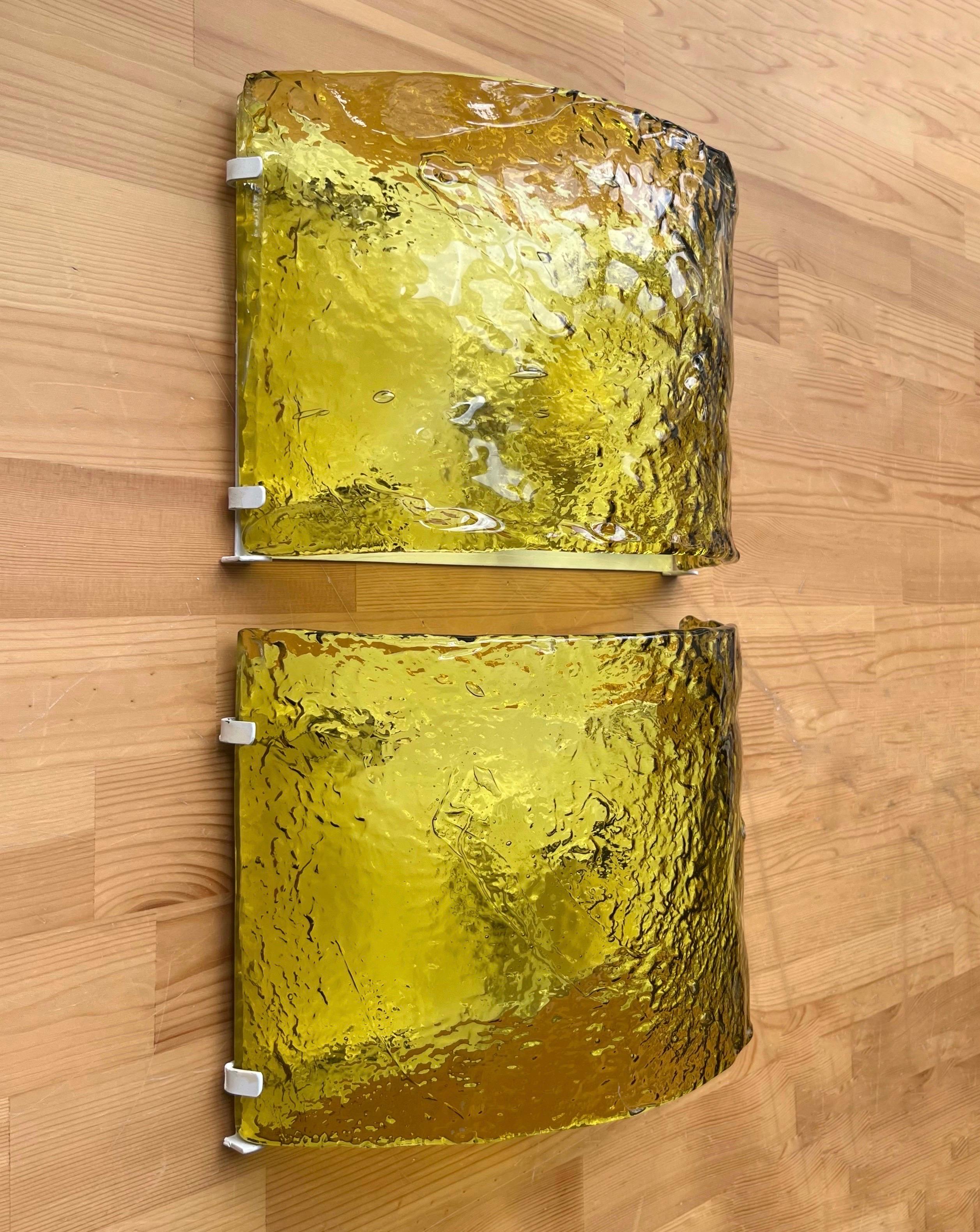Cool, Schönheit und einzigartige Pair of Italian Yellow Murano Glas Wandleuchter aus 1970er Jahren von Carlo Nason.
Diese Wandleuchter wurden in den 1970er Jahren in Italien für die Firma 