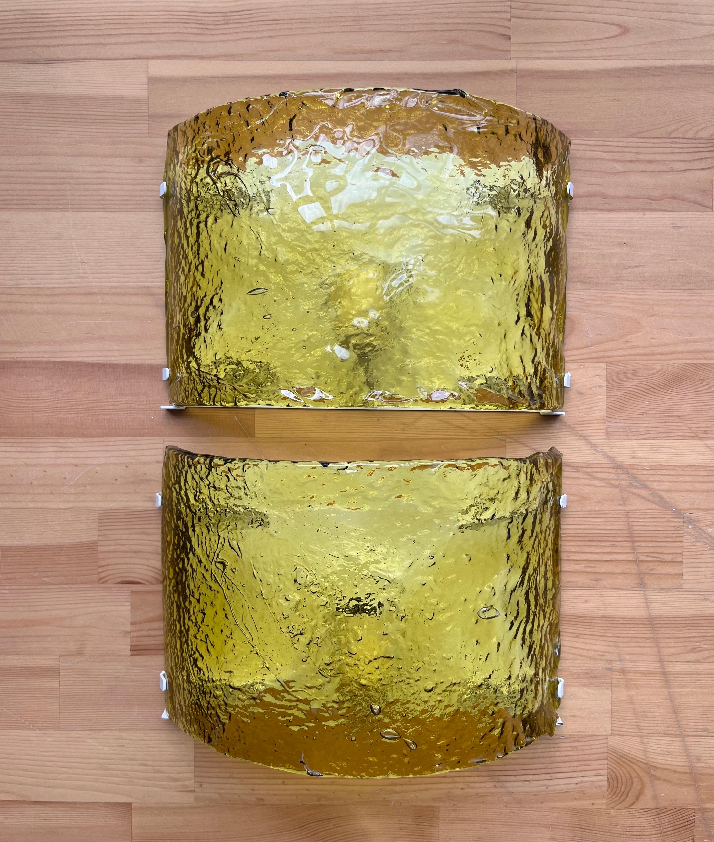 Paar italienische gelbe Murano-Wandleuchter von Carlo Nason für Mazzega, 1970er Jahre (Metall) im Angebot