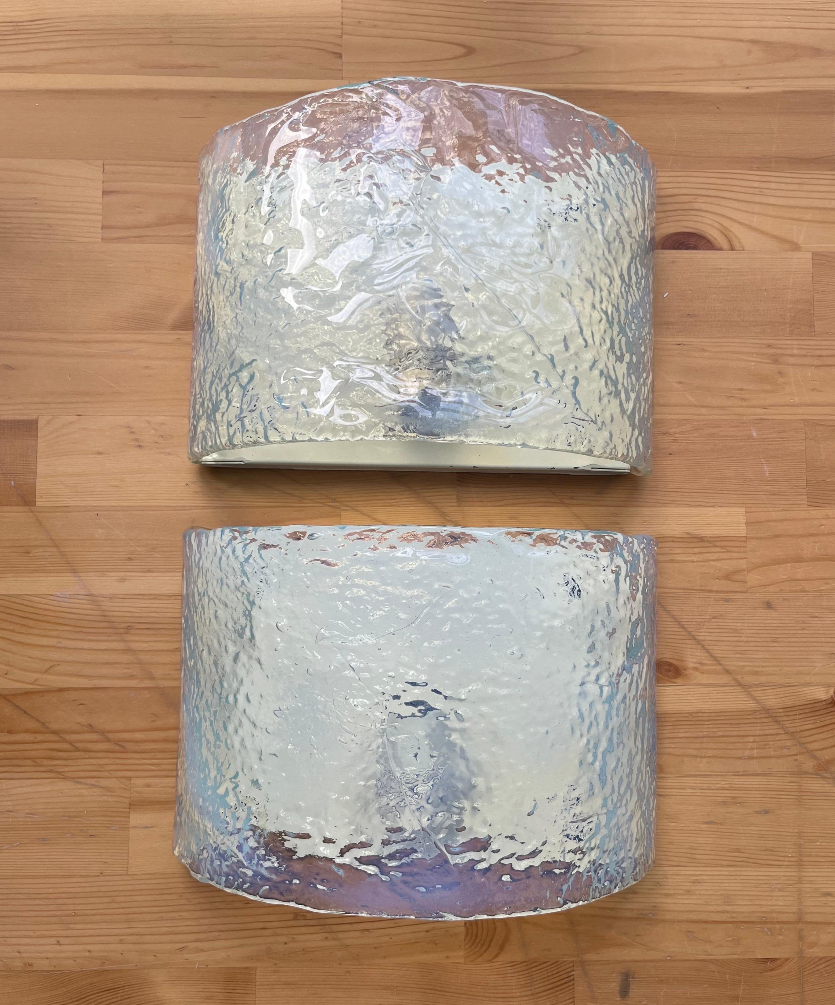 Genial, hermoso y único Conjunto de cuatro apliques italianos de cristal de Murano iridiscente de los años 70, de Carlo Nason. Estos apliques se fabricaron durante la década de 1970 en Italia para la empresa veneciana 