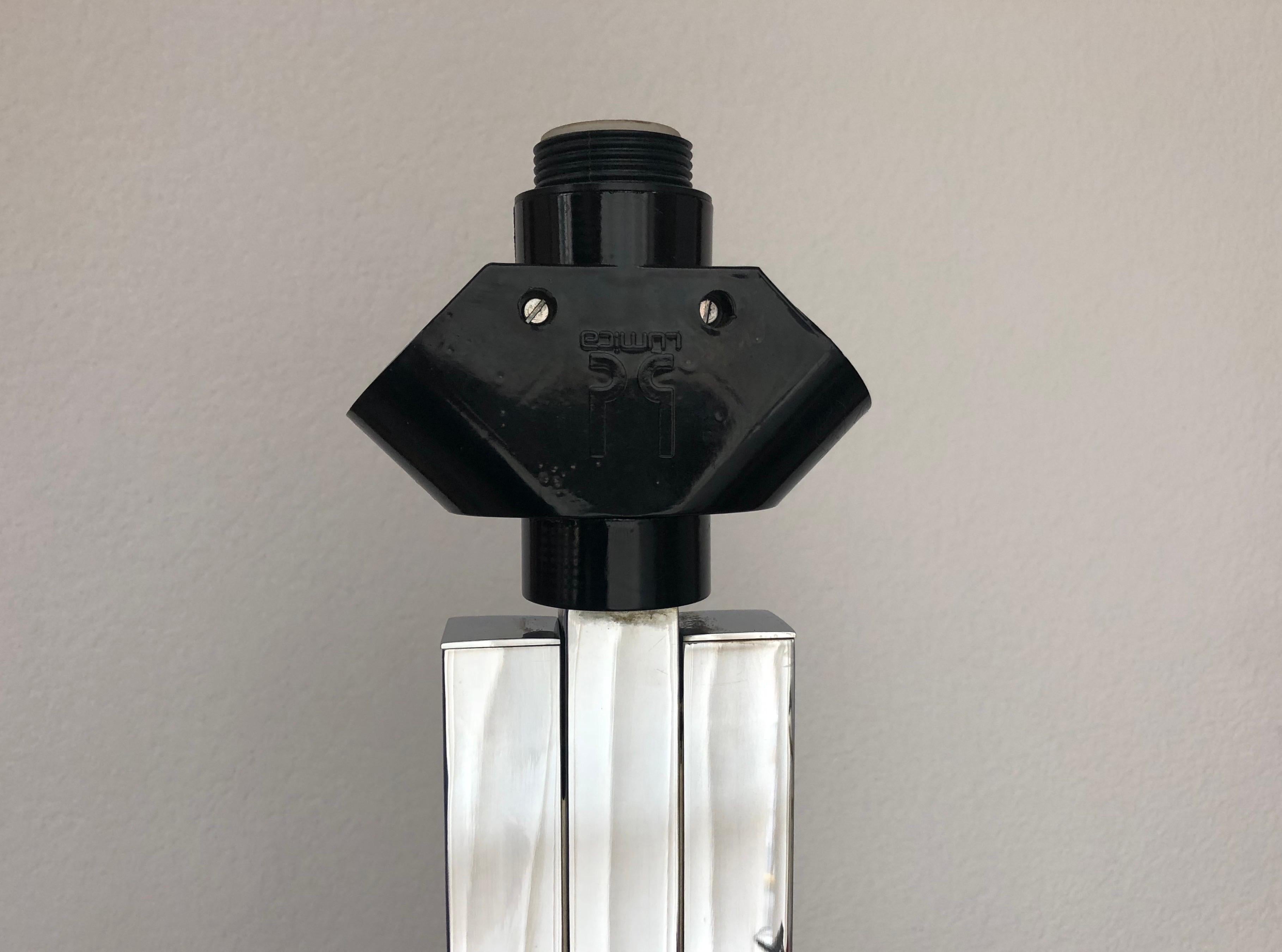 Elegant et raffiné lampadaire Midcentury en métal chromé. Ce lampadaire a été conçu et fabriqué à Barcelone (Espagne) par BD Lumica dans les années 1970.
L'étiquette d'origine 