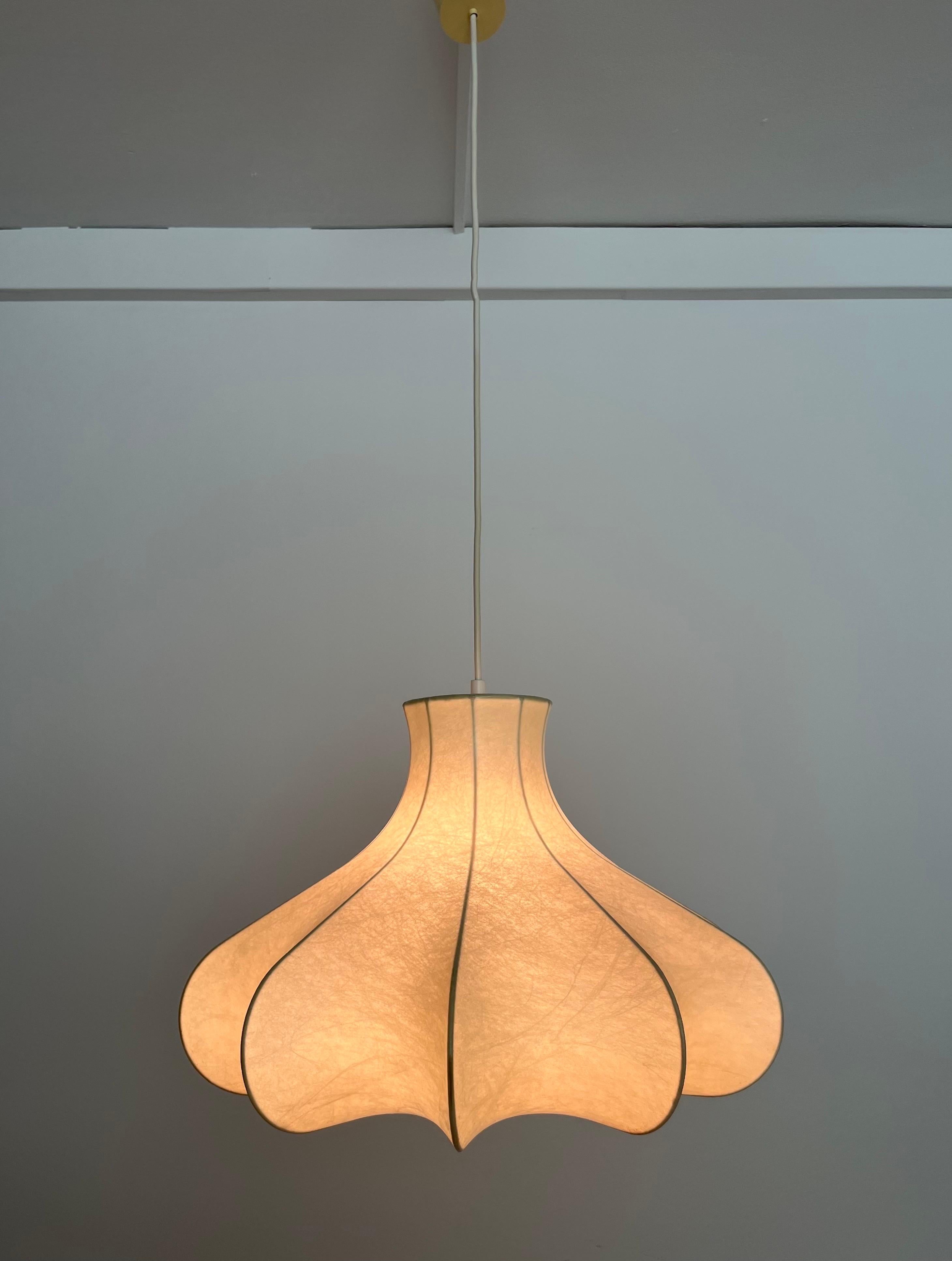 Deutscher Blumenkronleuchter „Cocoon“ aus der Mitte des Jahrhunderts von Goldkant Leuchten, 1960er Jahre (Mitte des 20. Jahrhunderts) im Angebot