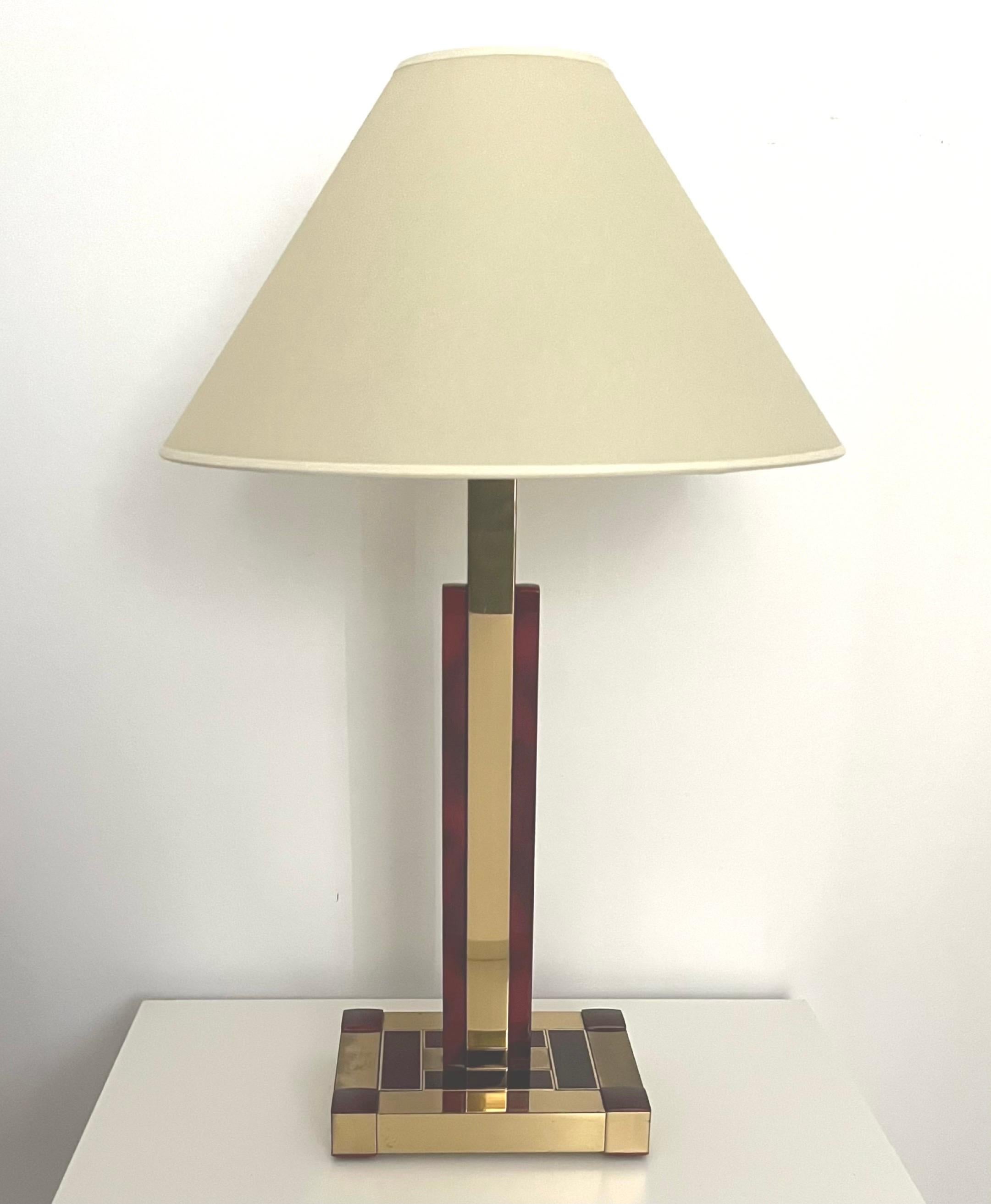 Charming and unique midcentury individual table lamp from 1970s. This table lamp is Willy Rizzo designed and crafted during the 1970s in Barcelona by “BD Lumica”.
This piece is composed by gold brass and tortoiseshell resin.
Beige textile parchment