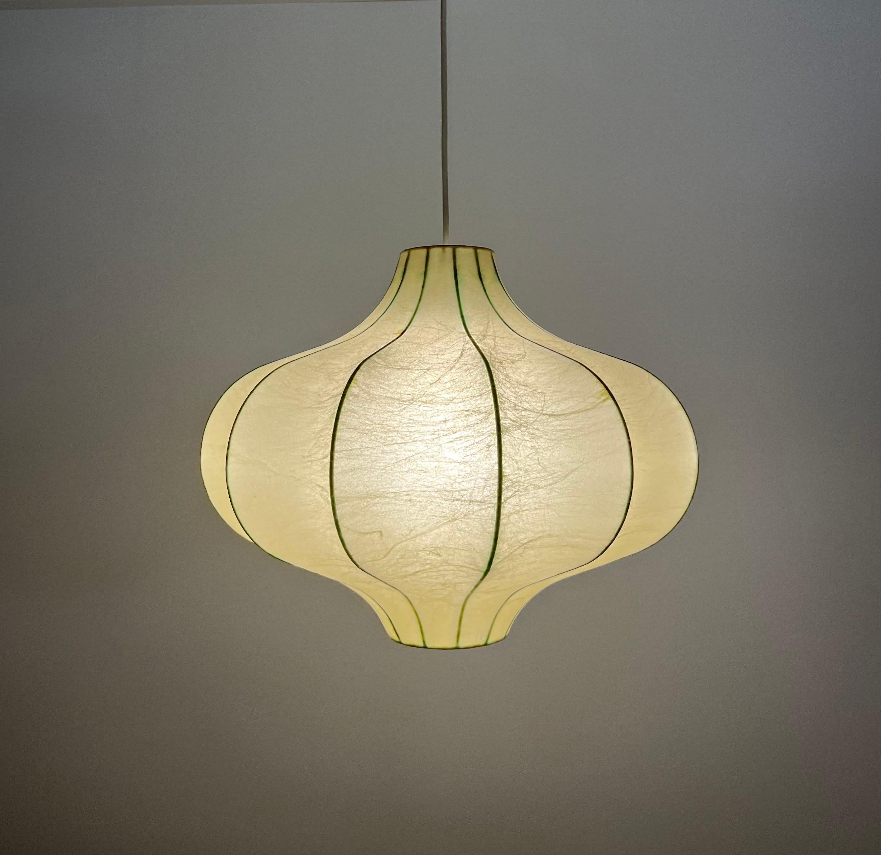 Deutscher „Cocoon“-Kronleuchter aus der Mitte des Jahrhunderts von Goldkant Leuchten, 1970er Jahre (Metall) im Angebot