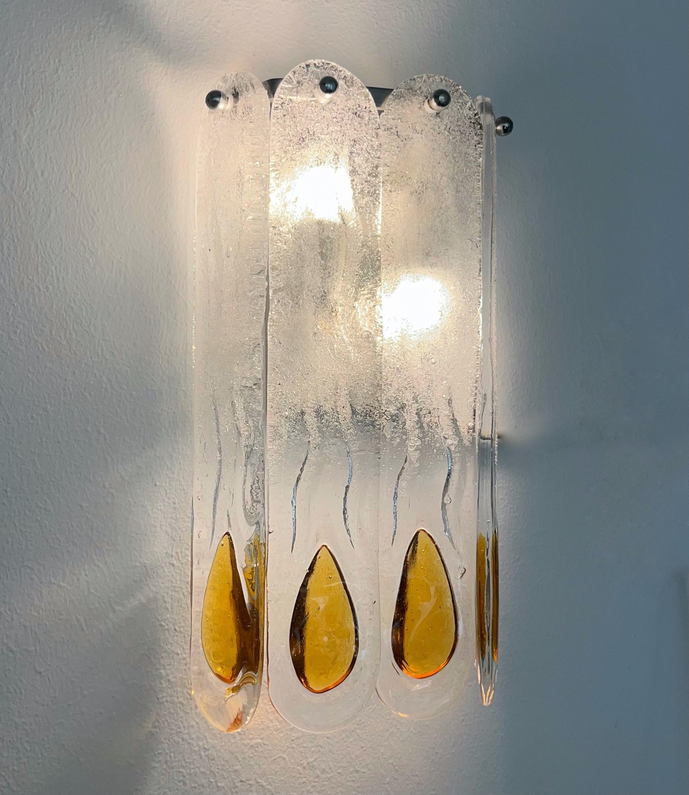 Pareja de apliques de pared italianos de mediados de siglo en ámbar claro de Murano por Mazzega, años 70 en venta 12