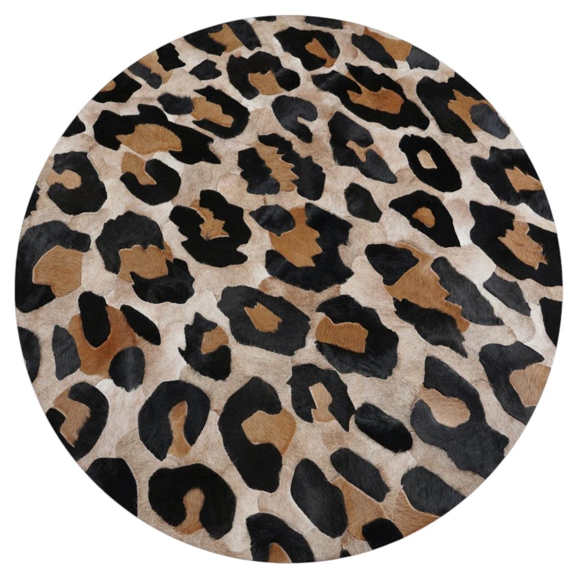 L'élégance intemporelle du léopard dans le petit tapis rond « Caramel Amur » en vente