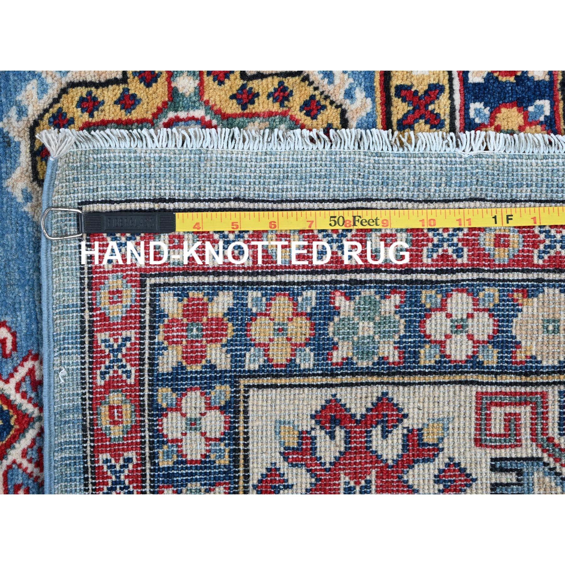 8'x10' Tapis en laine douce noué à la main, bleu Kazak avec motifs de médaillons tribaux 4