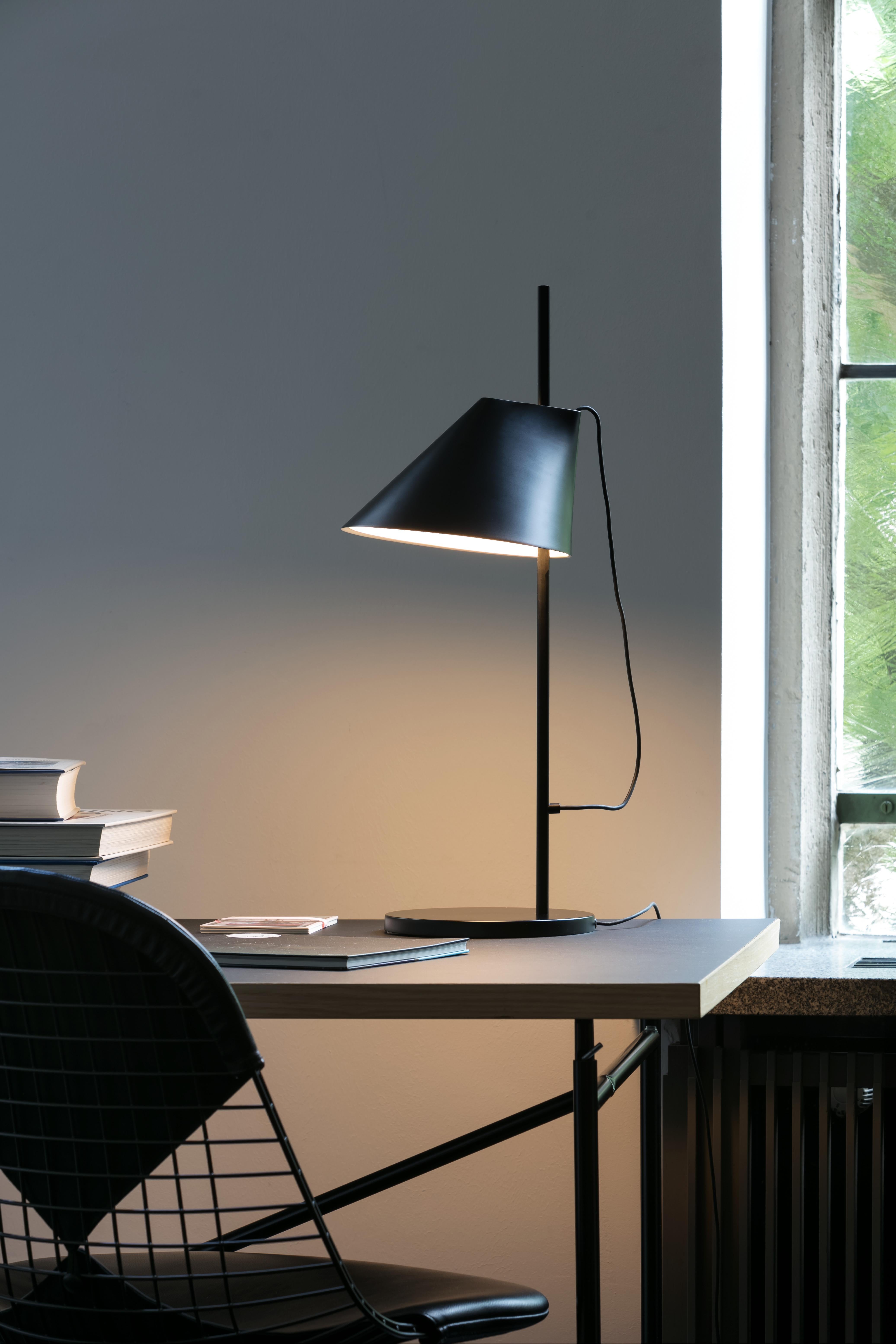 En vente : Black (black.jpg) Lampe de table Yuh de Louis Poulsen par GamFratesi 7