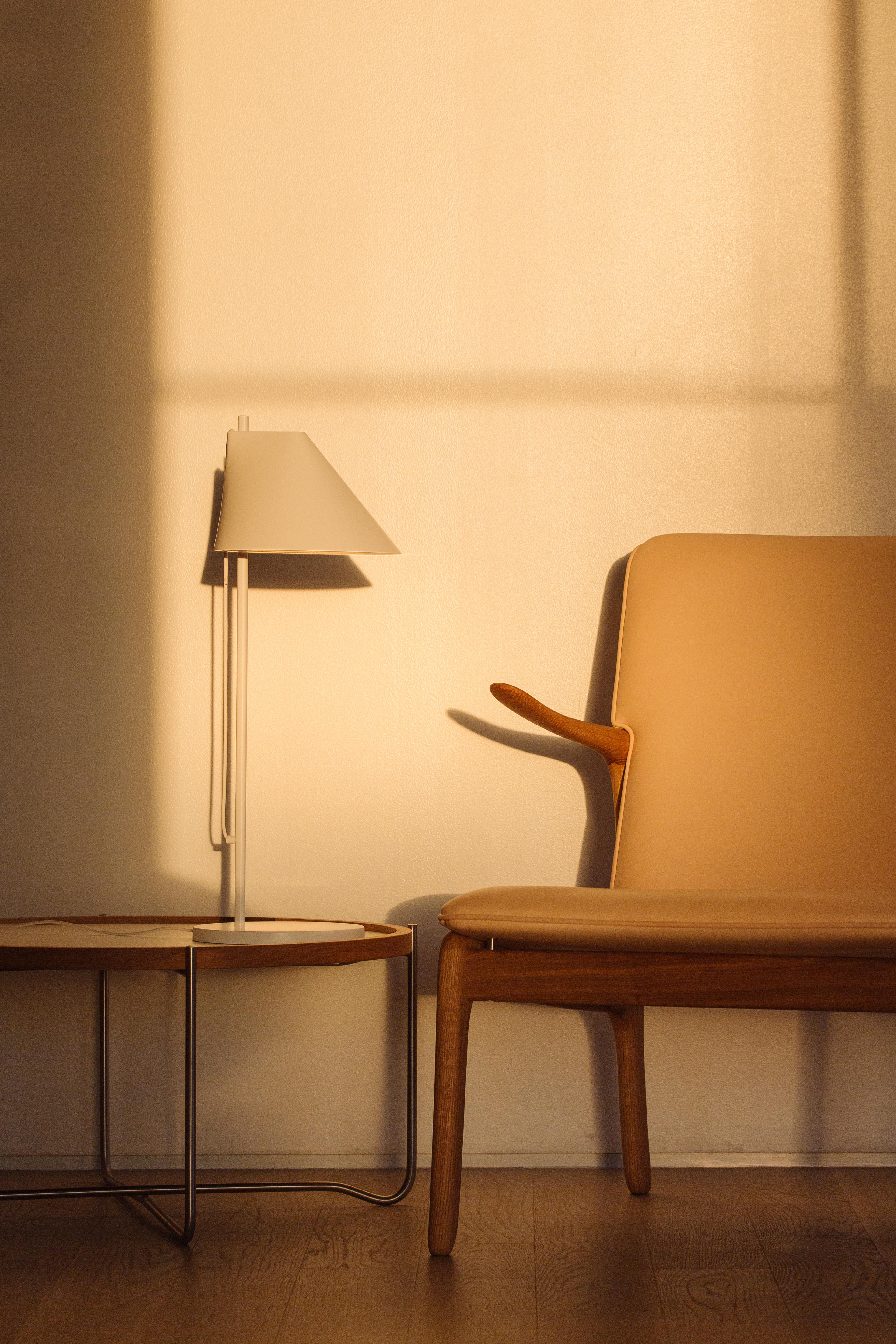 En vente : White (white.jpg) Lampe de table Yuh de Louis Poulsen par GamFratesi 2