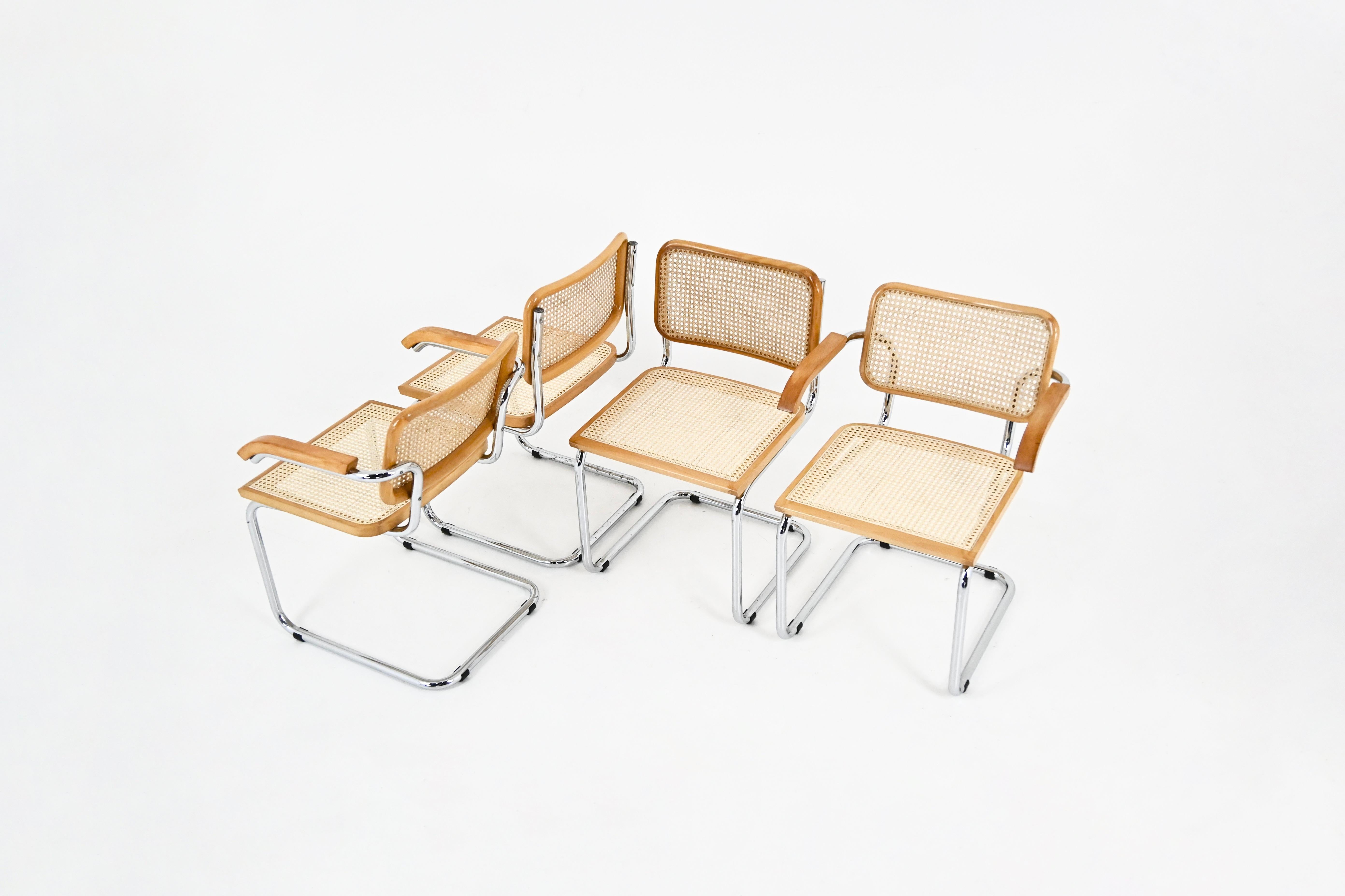 Set di 4 sedie in  metallo nero, legno e rattan. 
Dimensioni: altezza della seduta: 45 cm. Larghezza con braccioli: 59 cm 
Usura dovuta al tempo e all'età delle sedie. 
PER LA SPEDIZIONE, RICHIEDICI DI RICEVERE IL MIGLIOR PREZZO



