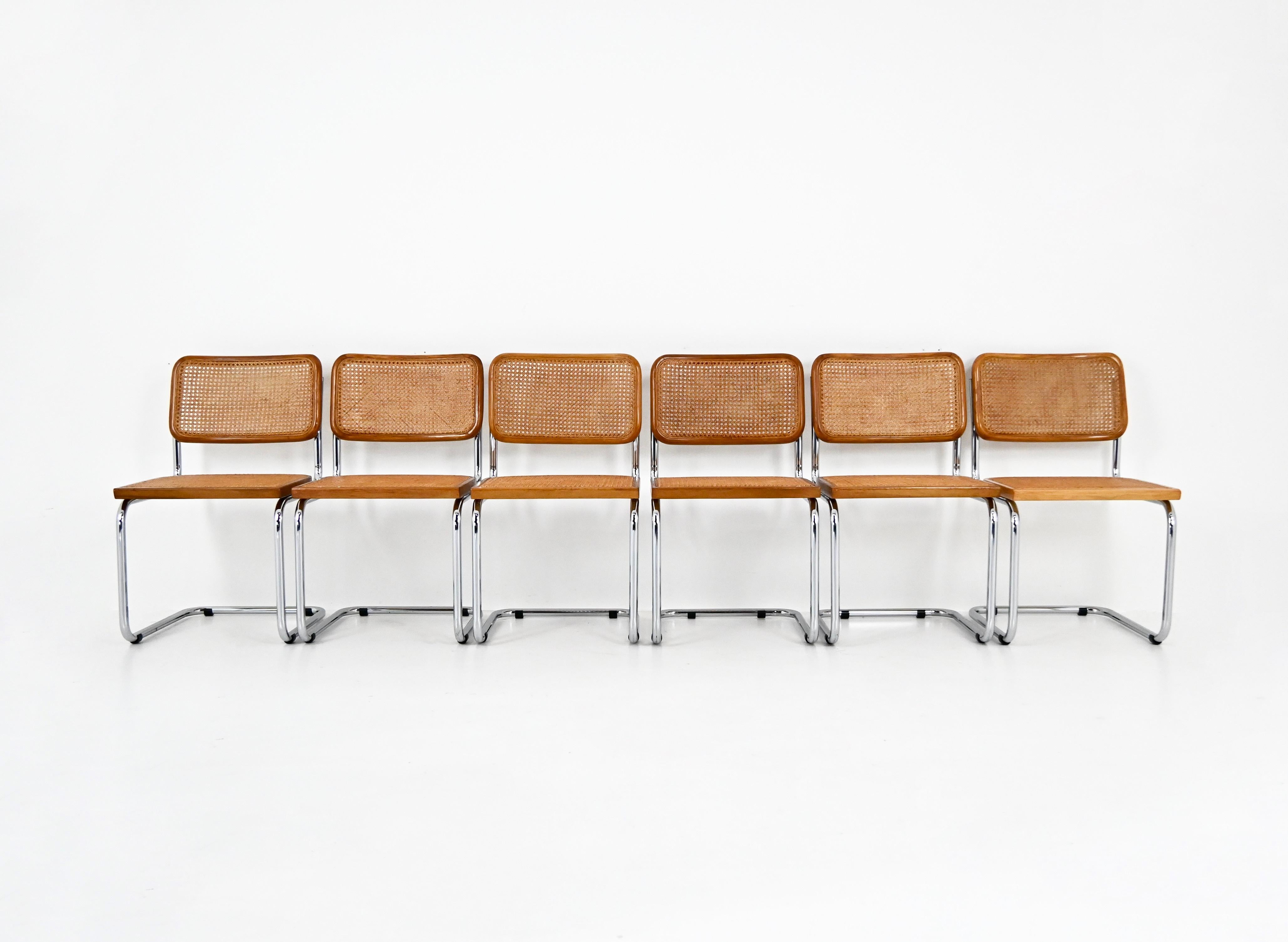 Set di 6  sedie in metallo, legno e rattan. Altezza della seduta: 46 cm. Usura dovuta al tempo e all'età delle sedie. 
PER LA SPEDIZIONE, RICHIEDICI DI RICEVERE IL MIGLIOR PREZZO
