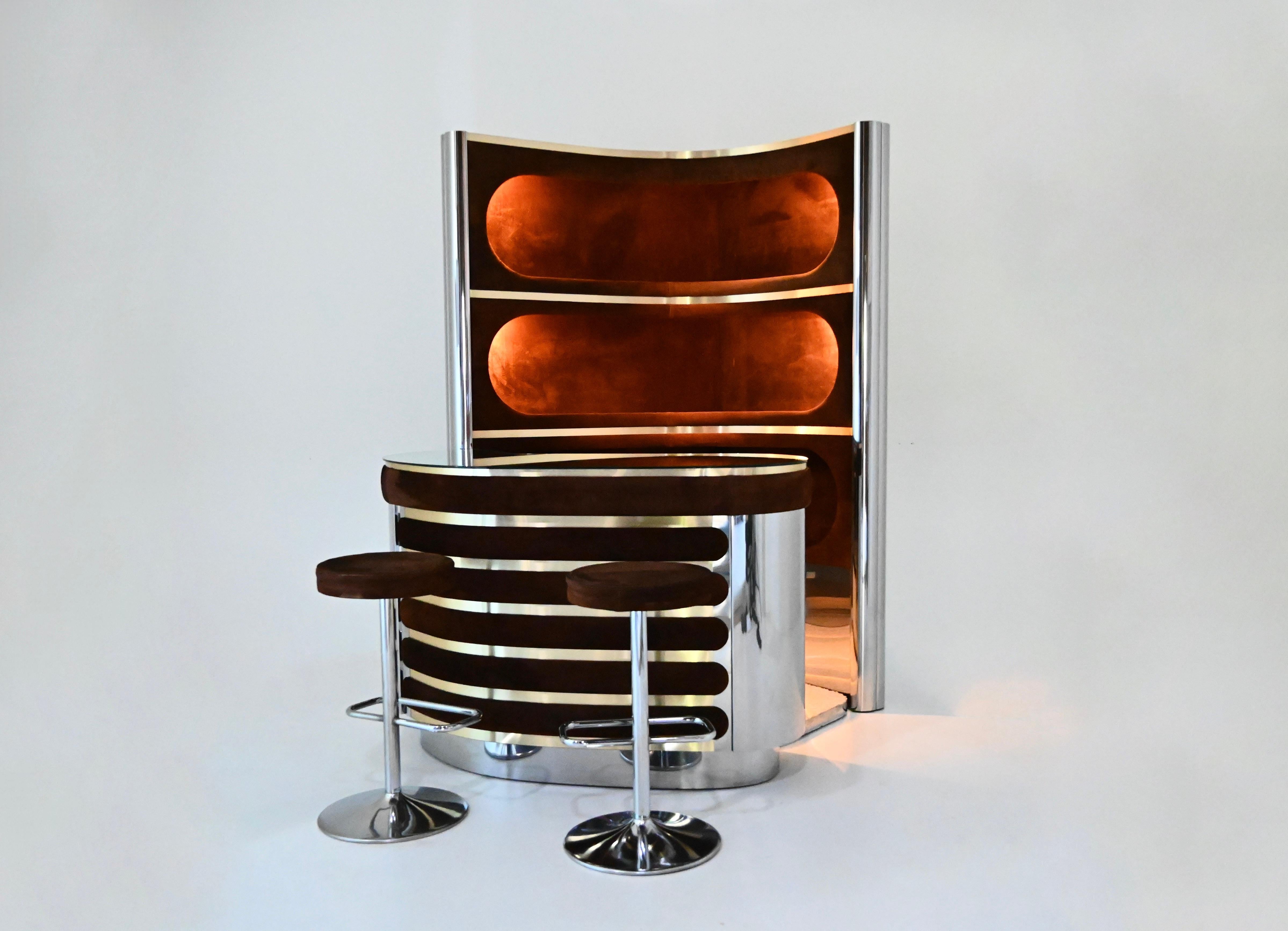 Mid-Century moderno Set da bar con 2 sgabelli attribuito a Willy Rizzo, anni '70 in vendita