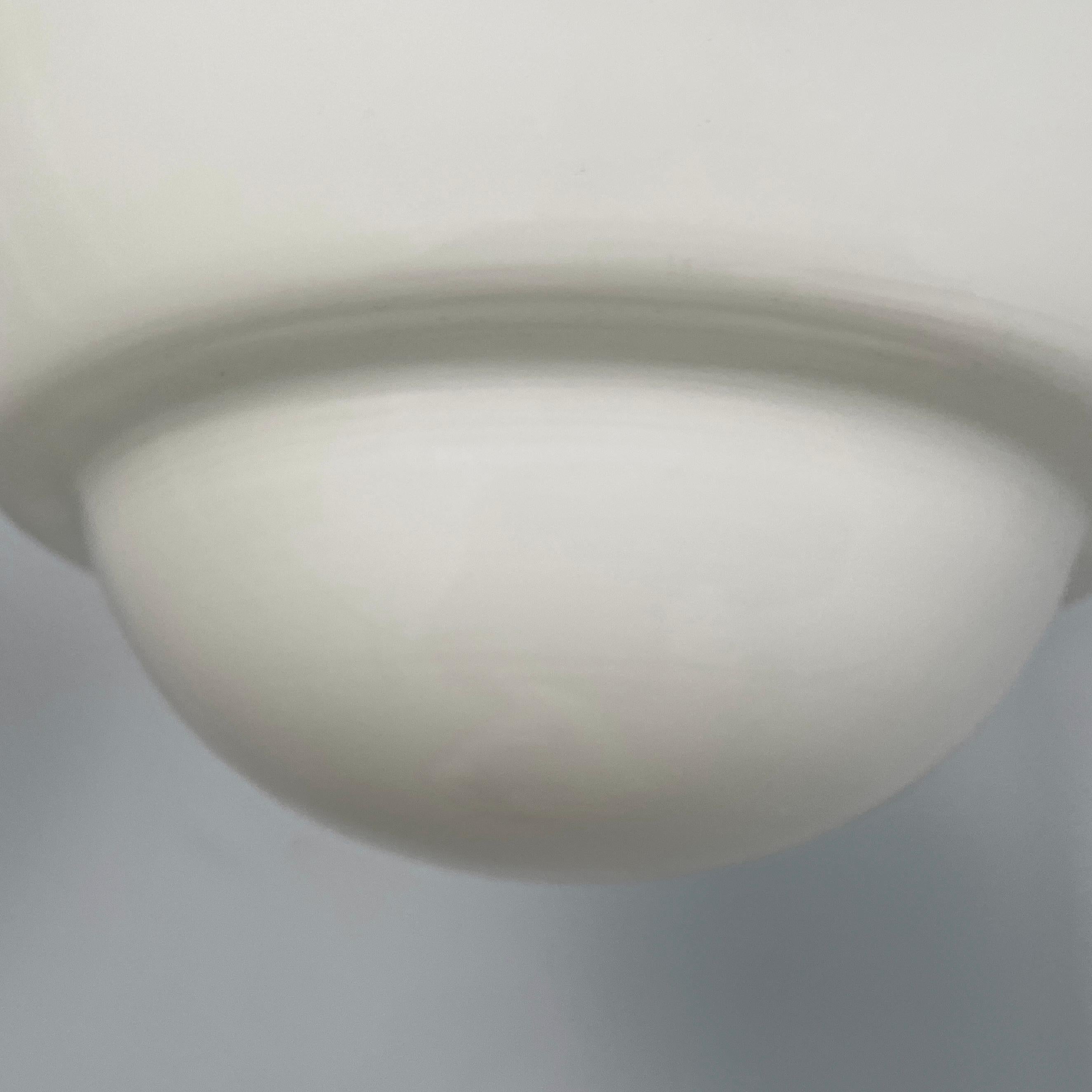 Fine XX secolo Lampadari italiani di metà secolo in vetro opalino bianco, anni '70 in vendita