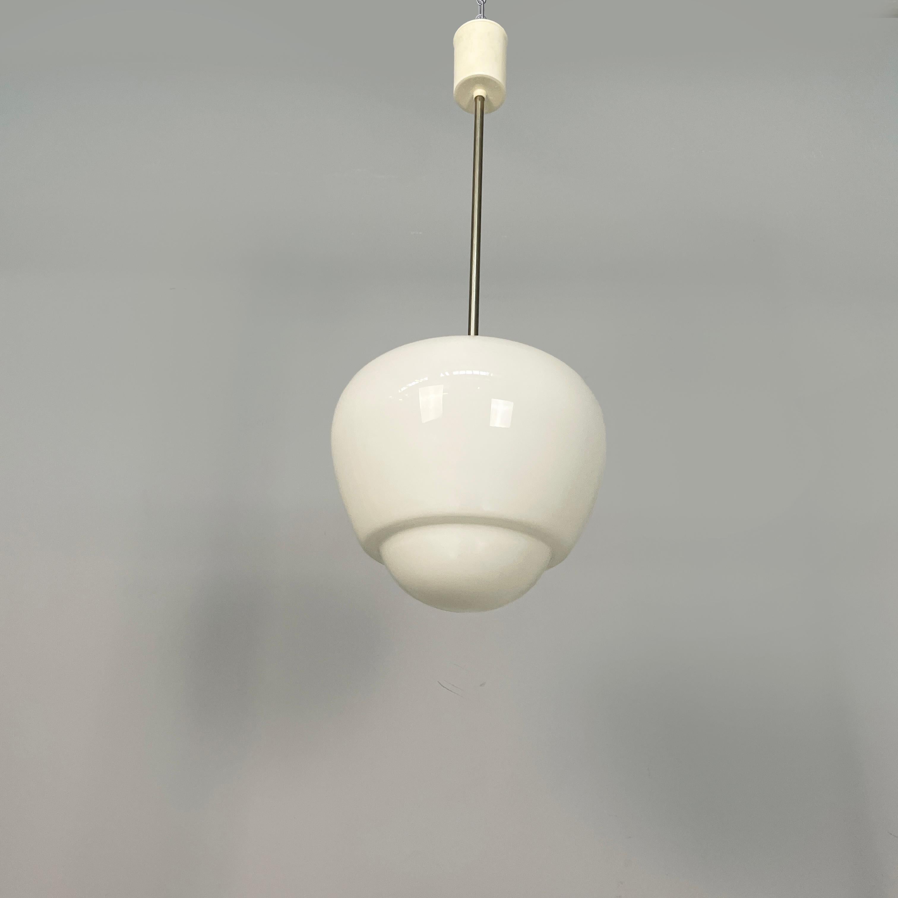 Lampadari italiani di metà secolo in vetro opalino bianco, anni '70. Set di due lampadari in vetro opalino bianco dalla forma irregolare. Strutture gemelle costituite da un paralume in vetro opalino, dalla forma arrotondata e irregolare, con stelo
