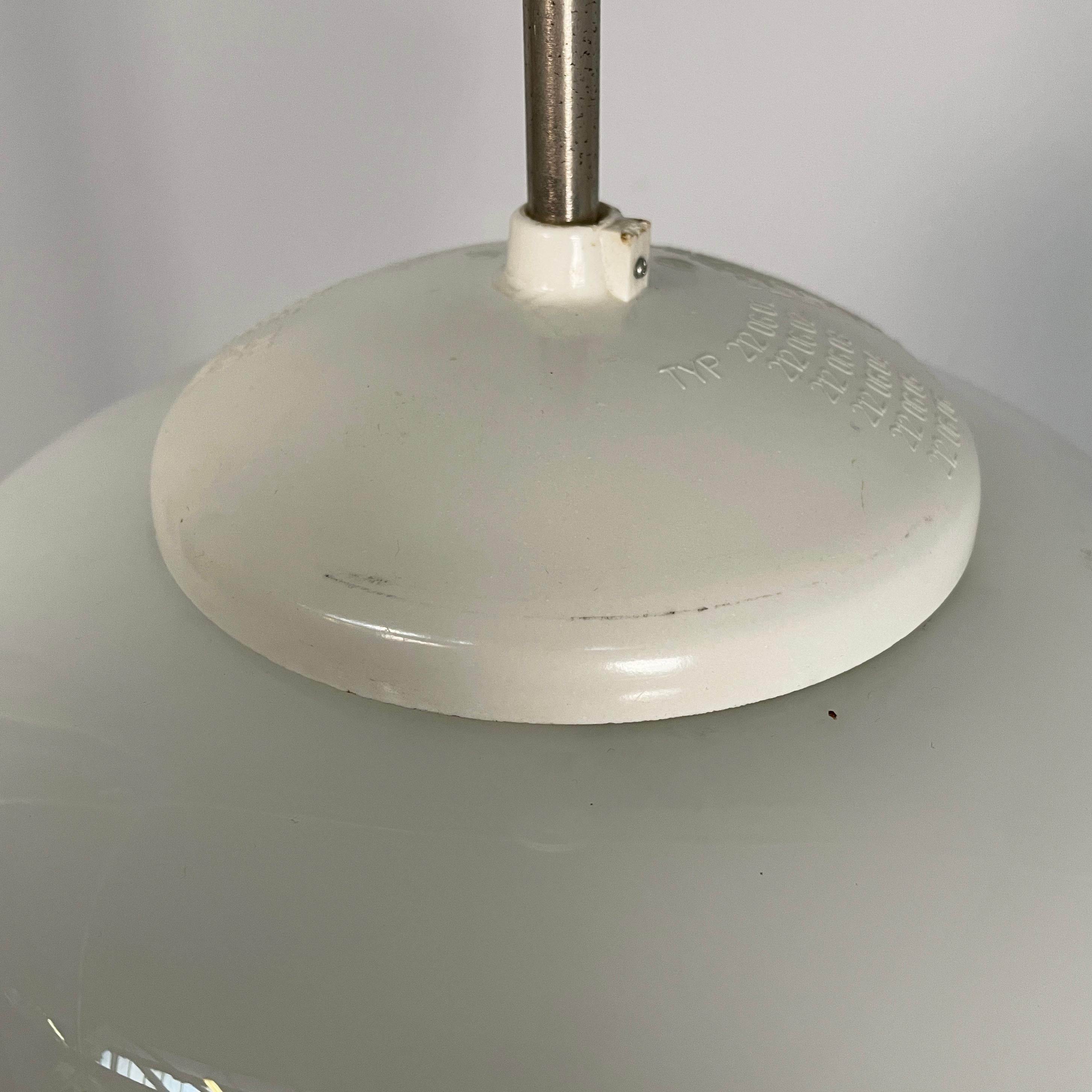 Lampadari italiani di metà secolo in vetro opalino bianco, anni '70 in vendita 1