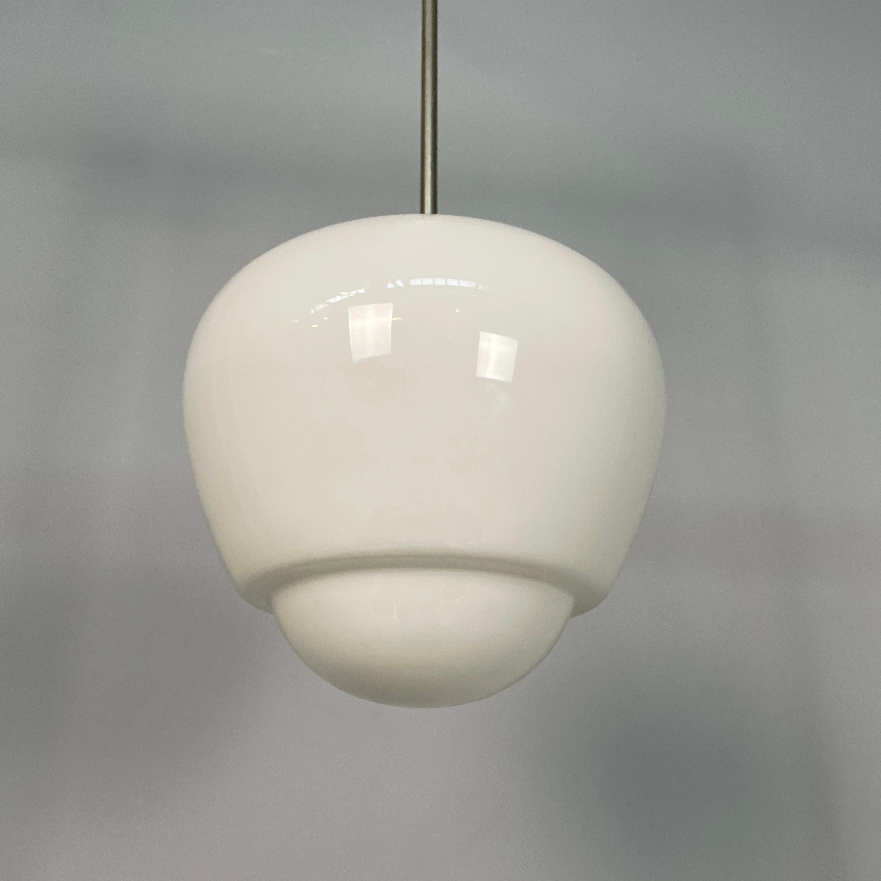 Mid-Century moderno Lampadari italiani di metà secolo in vetro opalino bianco, anni '70 in vendita