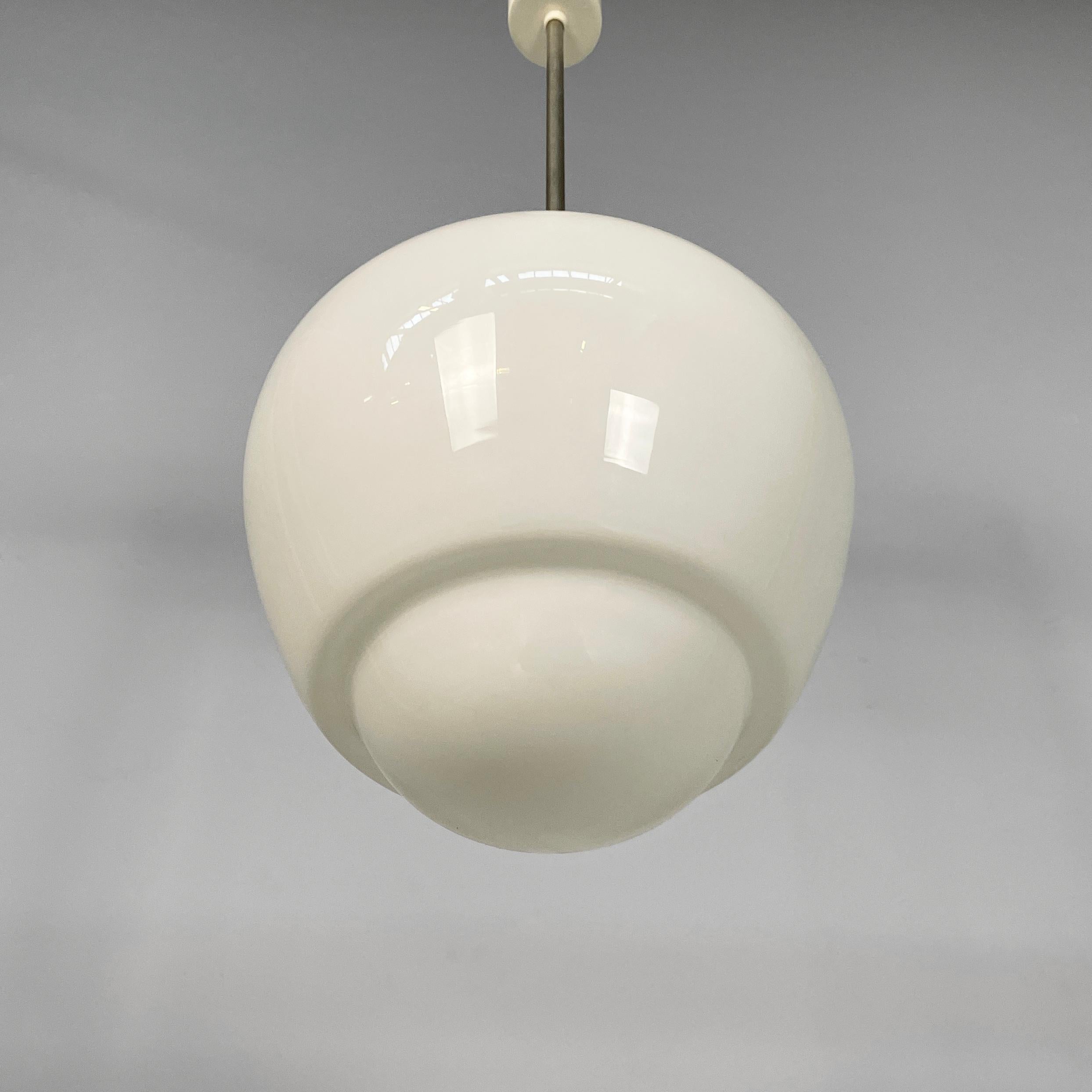 Lampadari italiani di metà secolo in vetro opalino bianco, anni '70 In condizioni buone in vendita a MIlano, IT