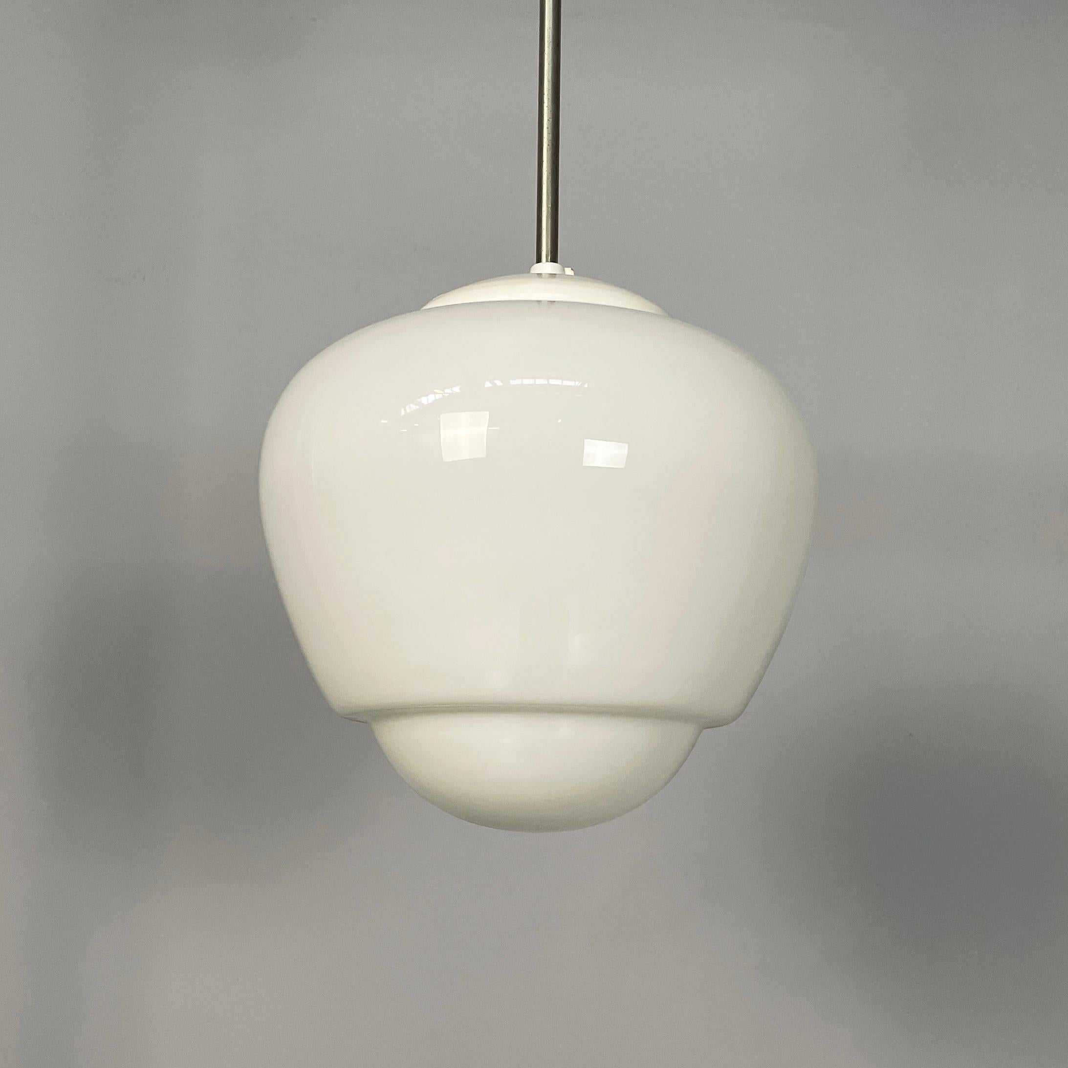 Italiano Lampadari italiani di metà secolo in vetro opalino bianco, anni '70 in vendita
