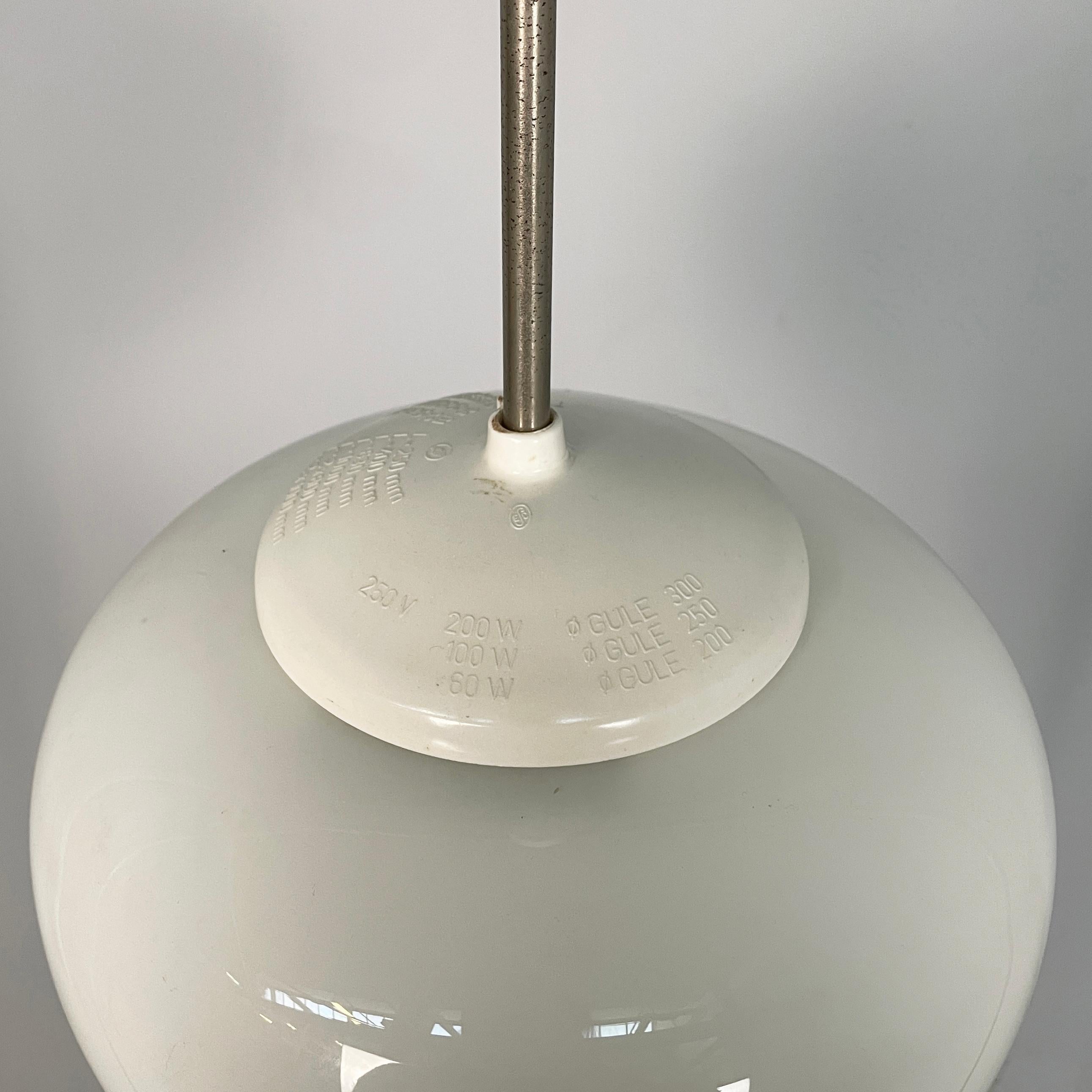 Alluminio Lampadari italiani di metà secolo in vetro opalino bianco, anni '70 in vendita