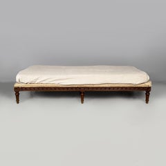 Diván vintage italiano de tela beige y madera, de principios del siglo XX