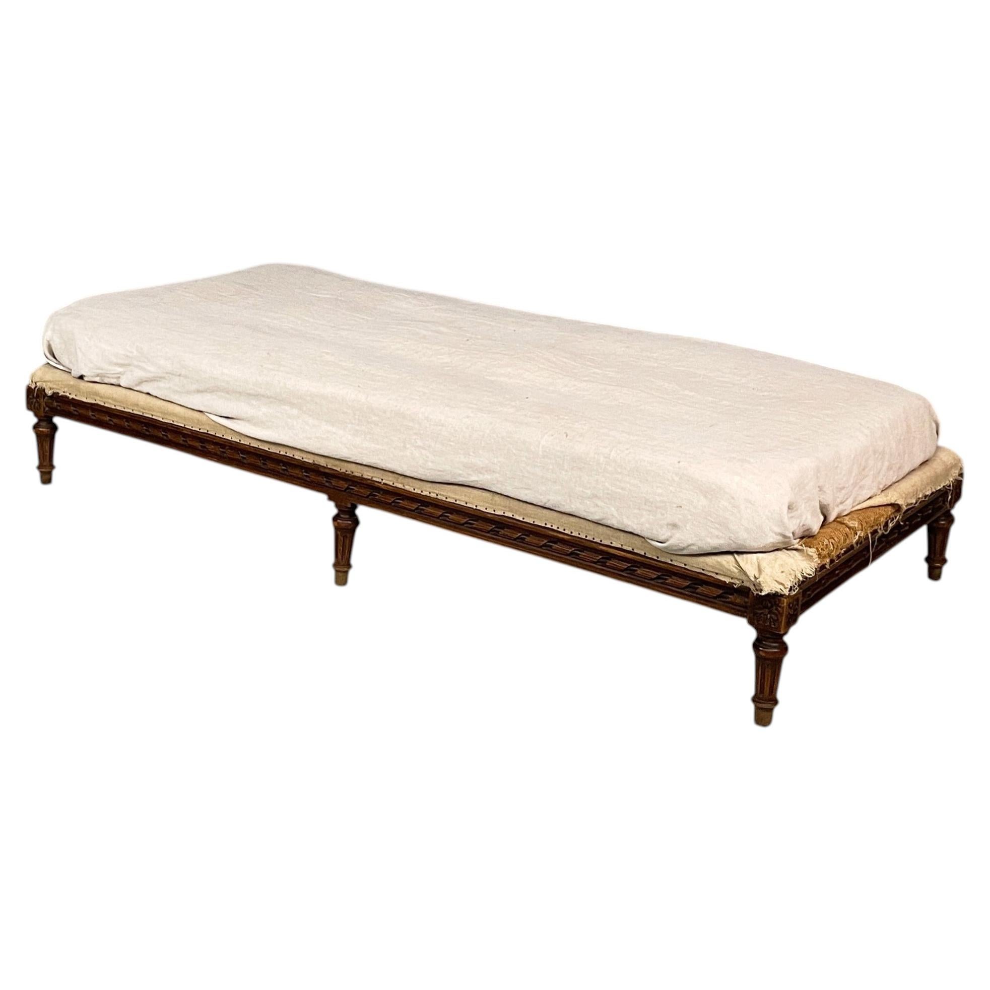 Italienisches Vintage-Tagesbett aus beigem Stoff und Holz, Anfang des 20. Jahrhunderts im Angebot