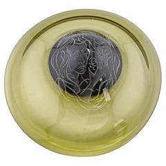 Grünes Glaskunst-Künstlerglas, gravierte weibliche Figur, signiert von Künstlerin, signiert