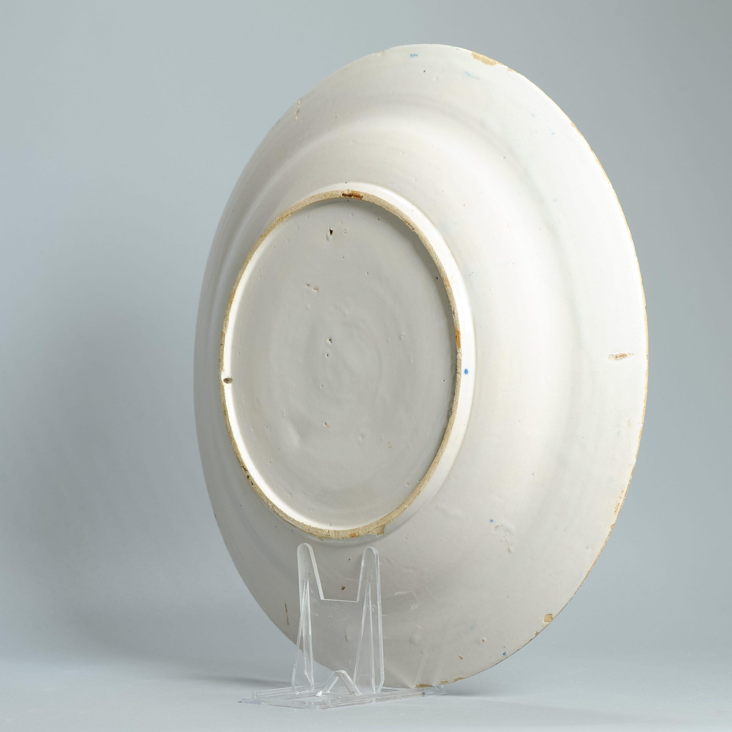 34.7CM Antico piatto di terracotta Delft olandese del 18° secolo Basato su P & A cinese In condizioni buone in vendita a Amsterdam, Noord Holland
