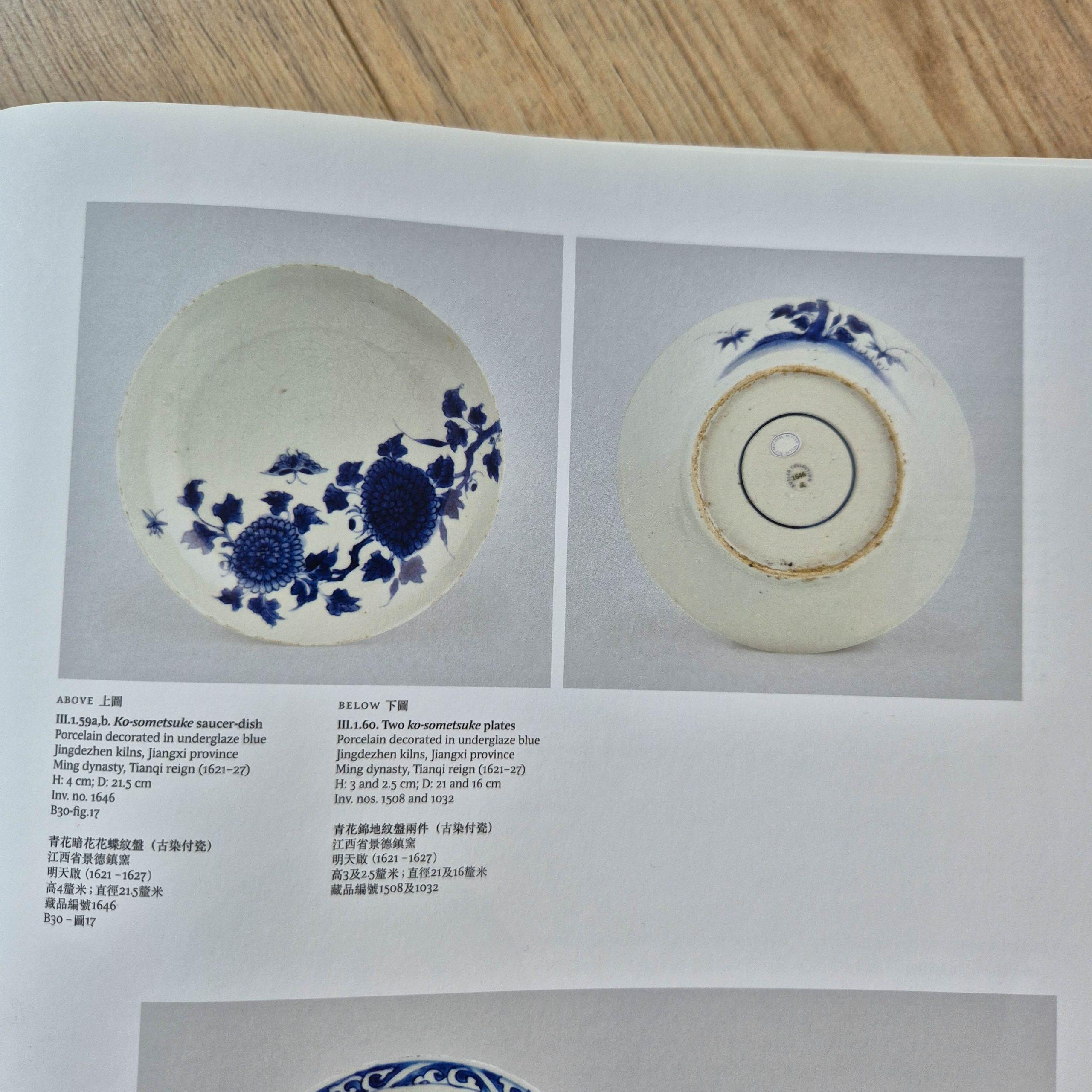 Superbe et rare plat chinois en porcelaine bleu et blanc, datant du début du XVIIe siècle, fin de la dynastie Ming, et produit dans les fours de Whitinghen pour le marché japonais. Cette pièce est un bel exemple de la vaisselle kosometsuke, admirée