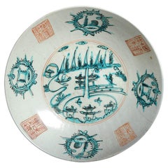 Ancien plat en porcelaine chinoise 16/17C Swatow paysage Pagode émail