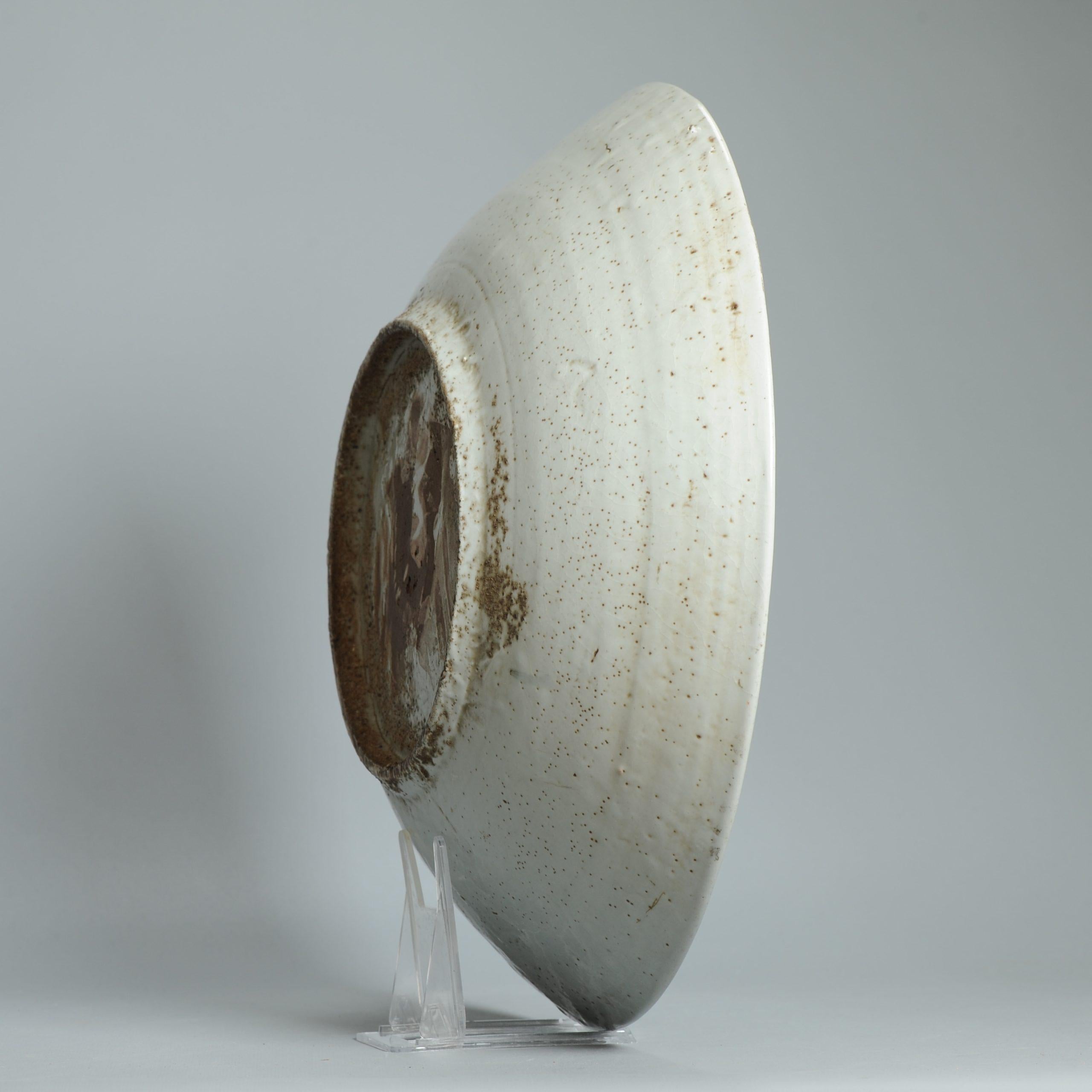 Porcelaine Ancien plat en porcelaine chinoise 16/17C Swatow paysage Pagode émail en vente