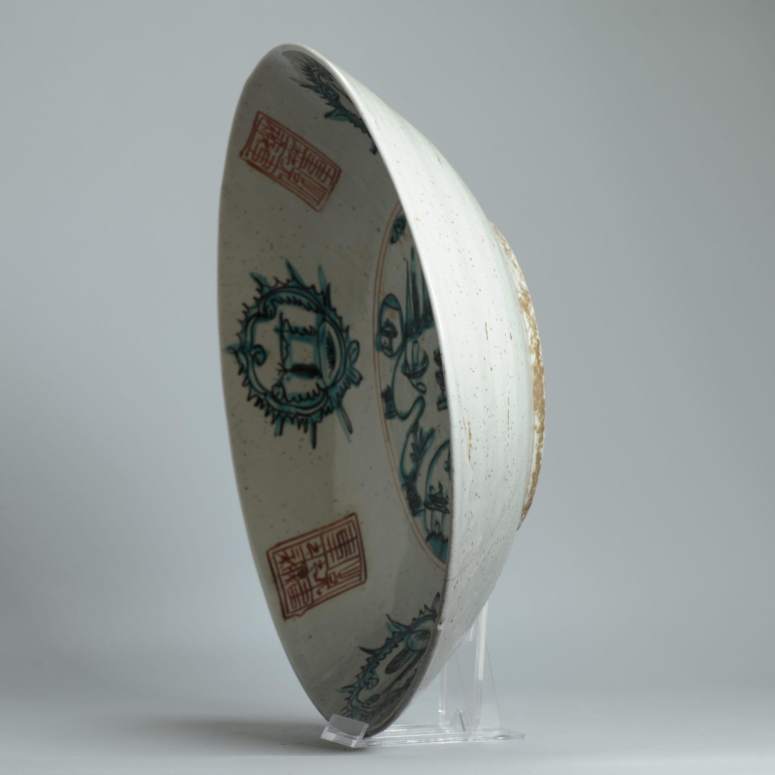 Ming Ancien plat en porcelaine chinoise 16/17C Swatow paysage Pagode émail en vente