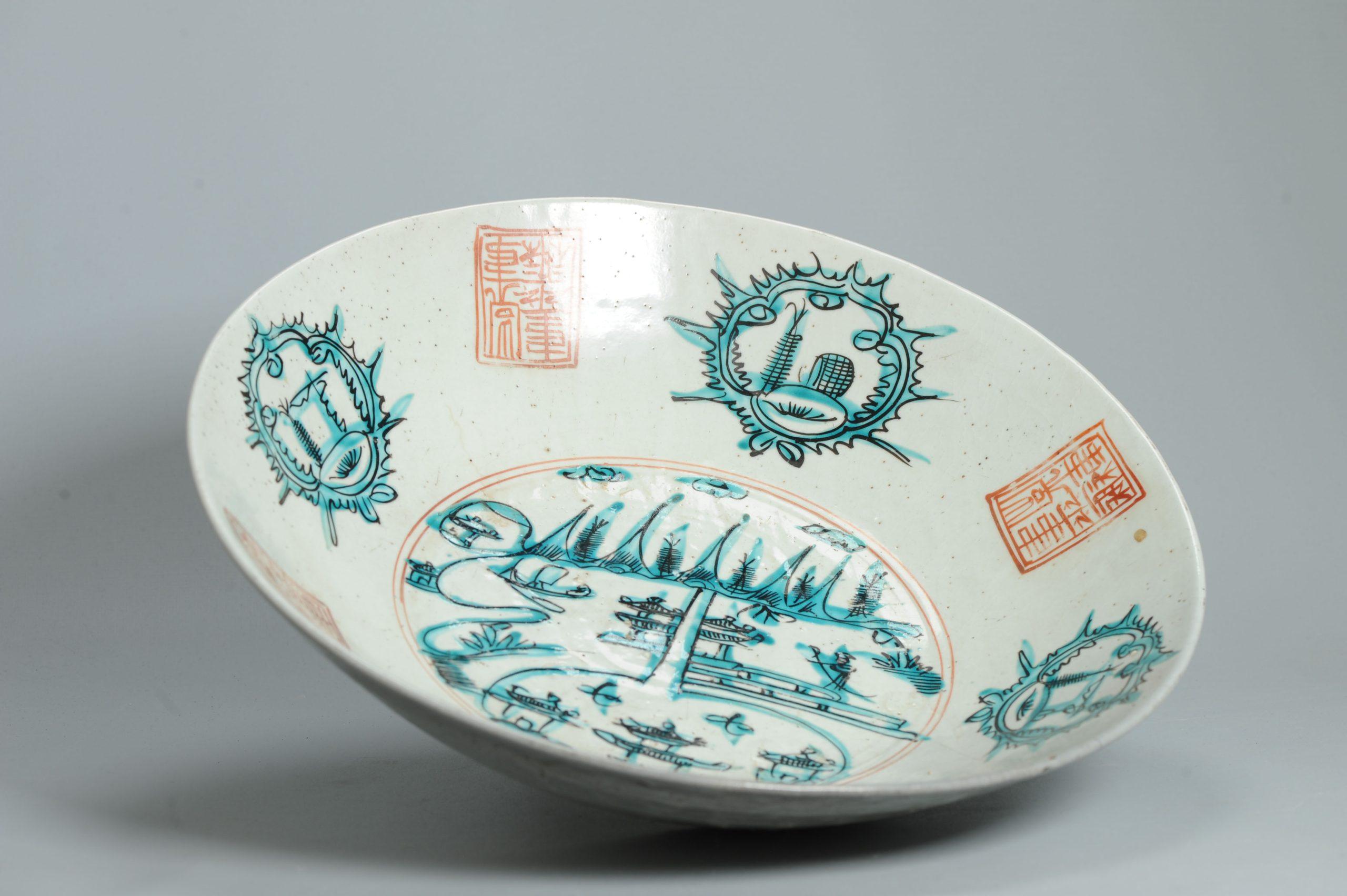 Ancien plat en porcelaine chinoise 16/17C Swatow paysage Pagode émail Bon état - En vente à Amsterdam, Noord Holland