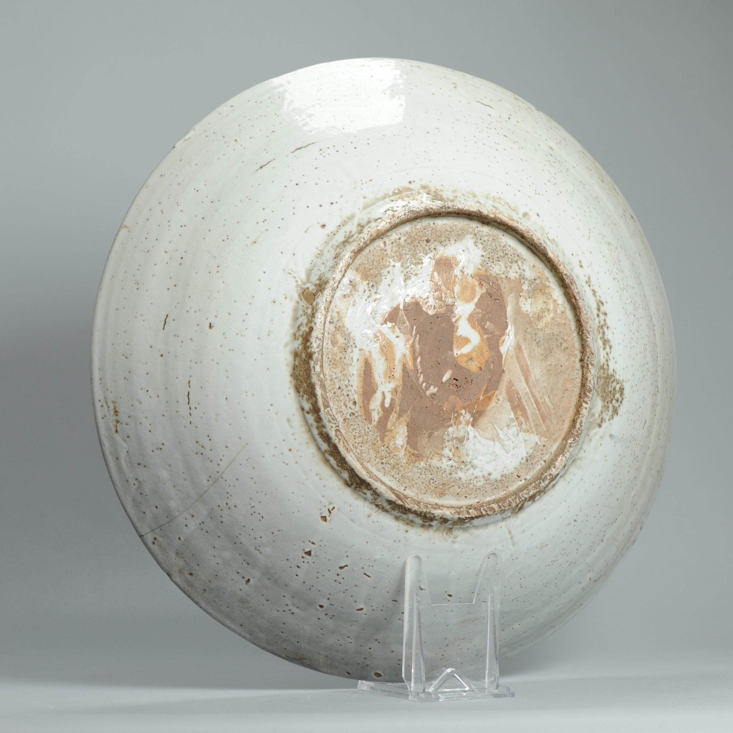 XVIIIe siècle et antérieur Ancien plat en porcelaine chinoise 16/17C Swatow paysage Pagode émail en vente