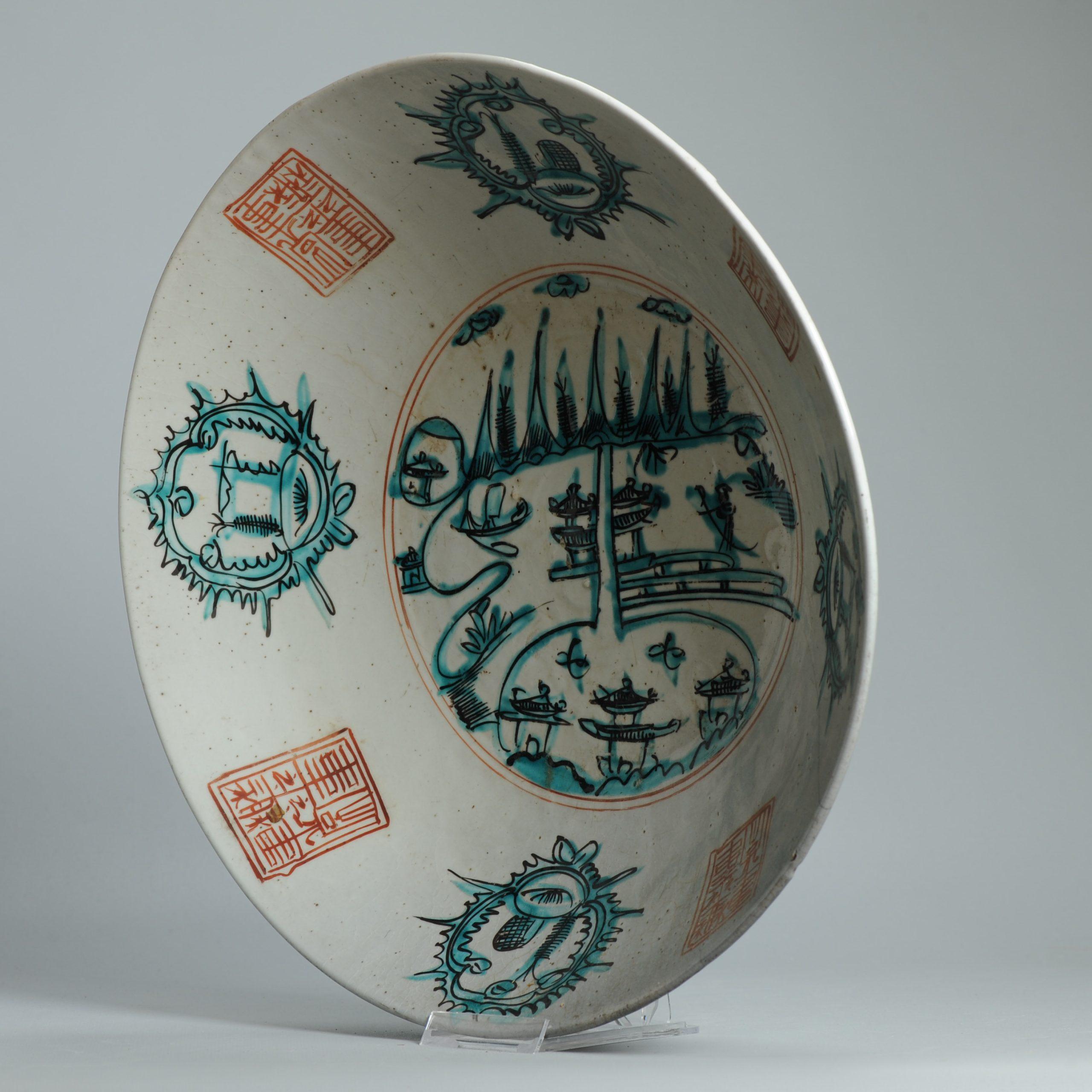 Ancien plat en porcelaine chinoise 16/17C Swatow paysage Pagode émail en vente 6