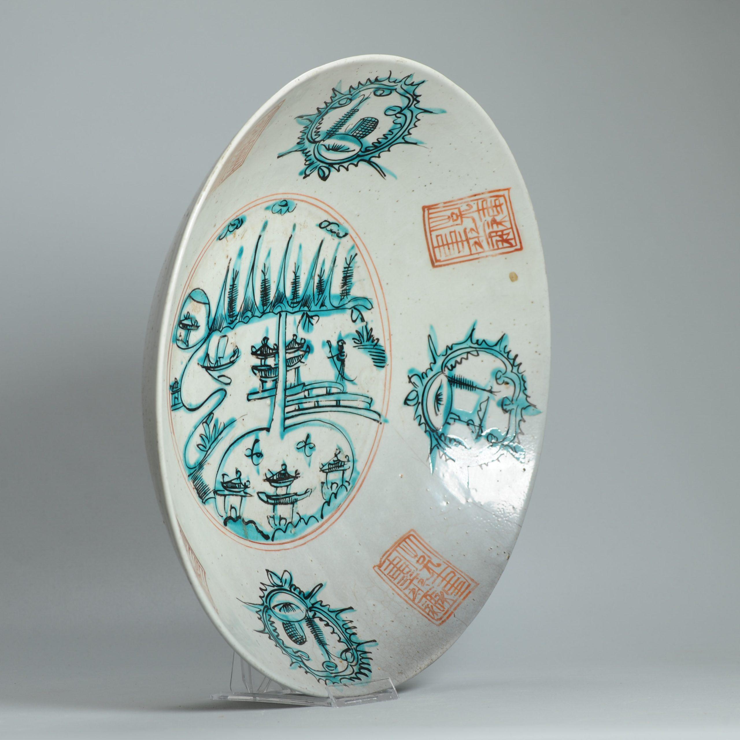 Ancien plat en porcelaine chinoise 16/17C Swatow paysage Pagode émail en vente 3
