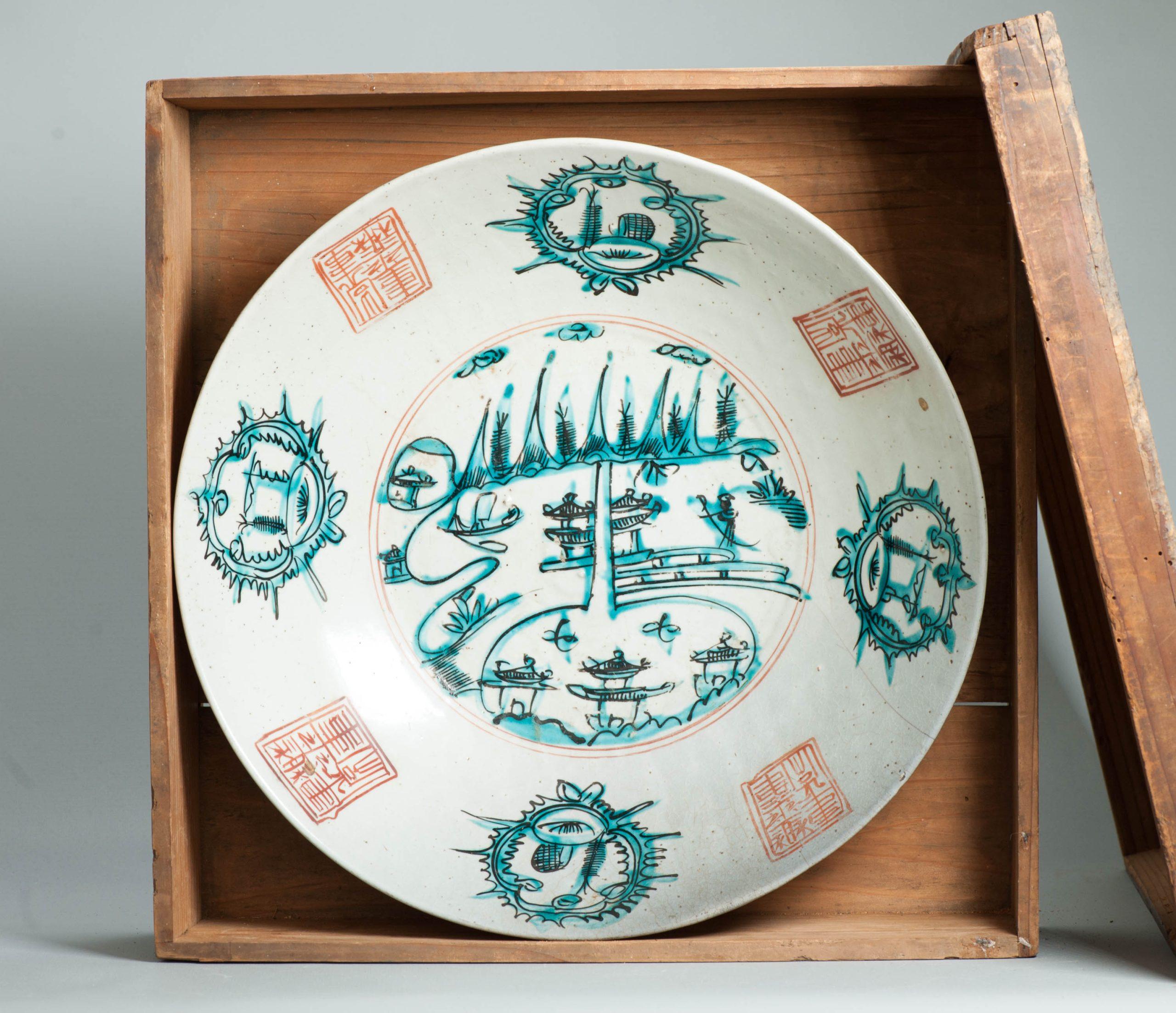 Ancien plat en porcelaine chinoise 16/17C Swatow paysage Pagode émail en vente 2