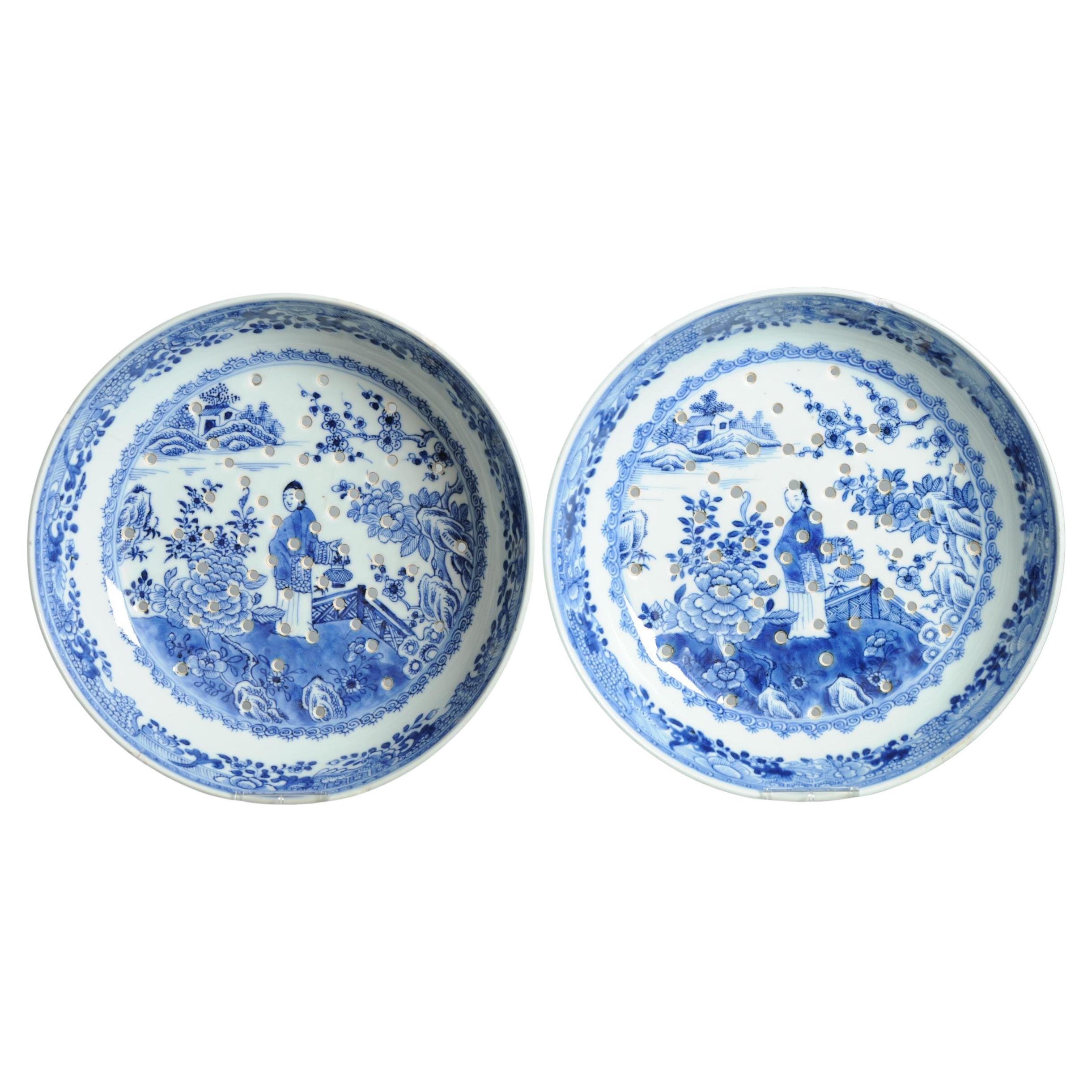 Paire de passoire en porcelaine bleu et blanc de la dynastie Qing - Dame dans une scène de jardin - 18ème C. en vente