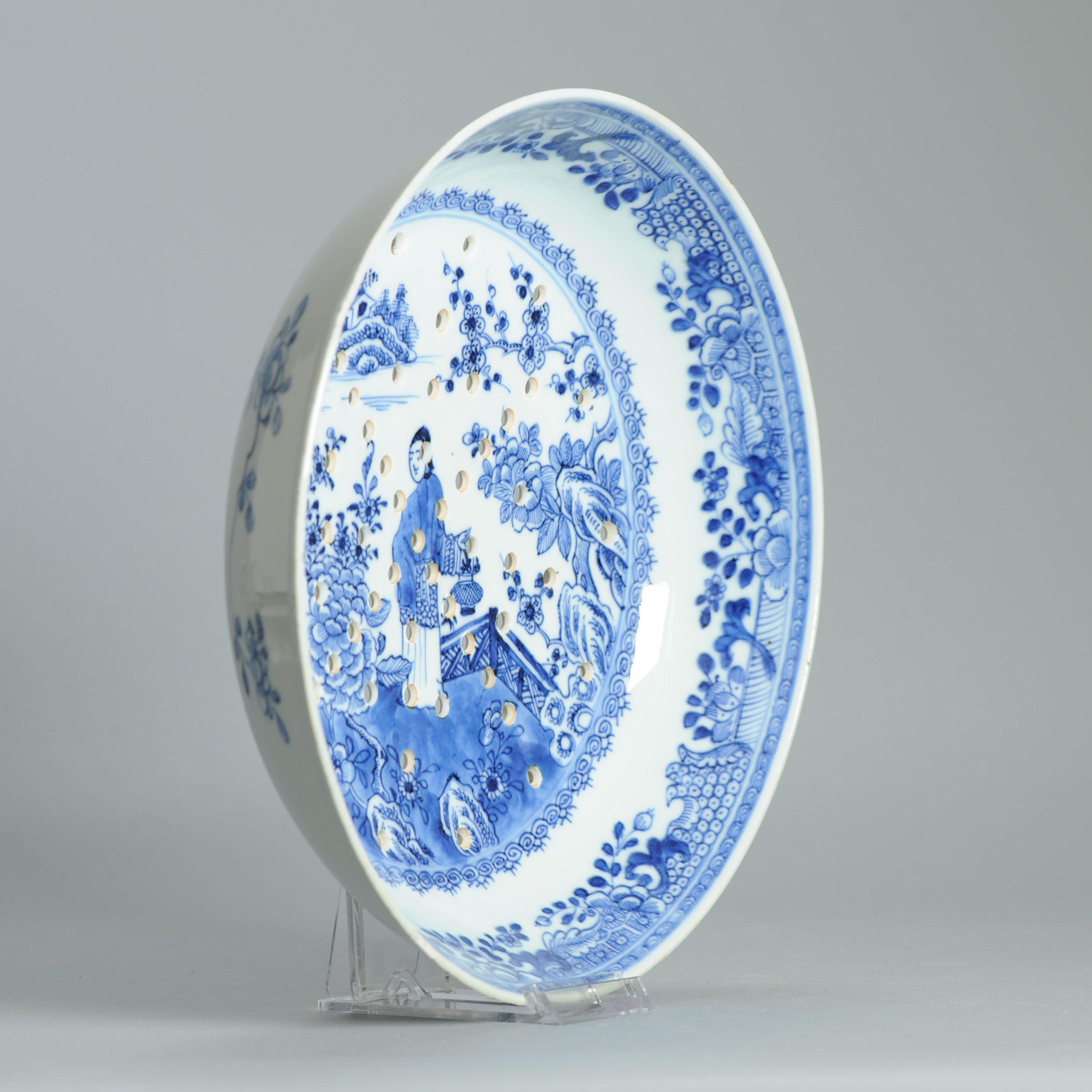 Paire de passoire en porcelaine bleu et blanc de la dynastie Qing - Dame dans une scène de jardin - 18ème C. Bon état - En vente à Amsterdam, Noord Holland