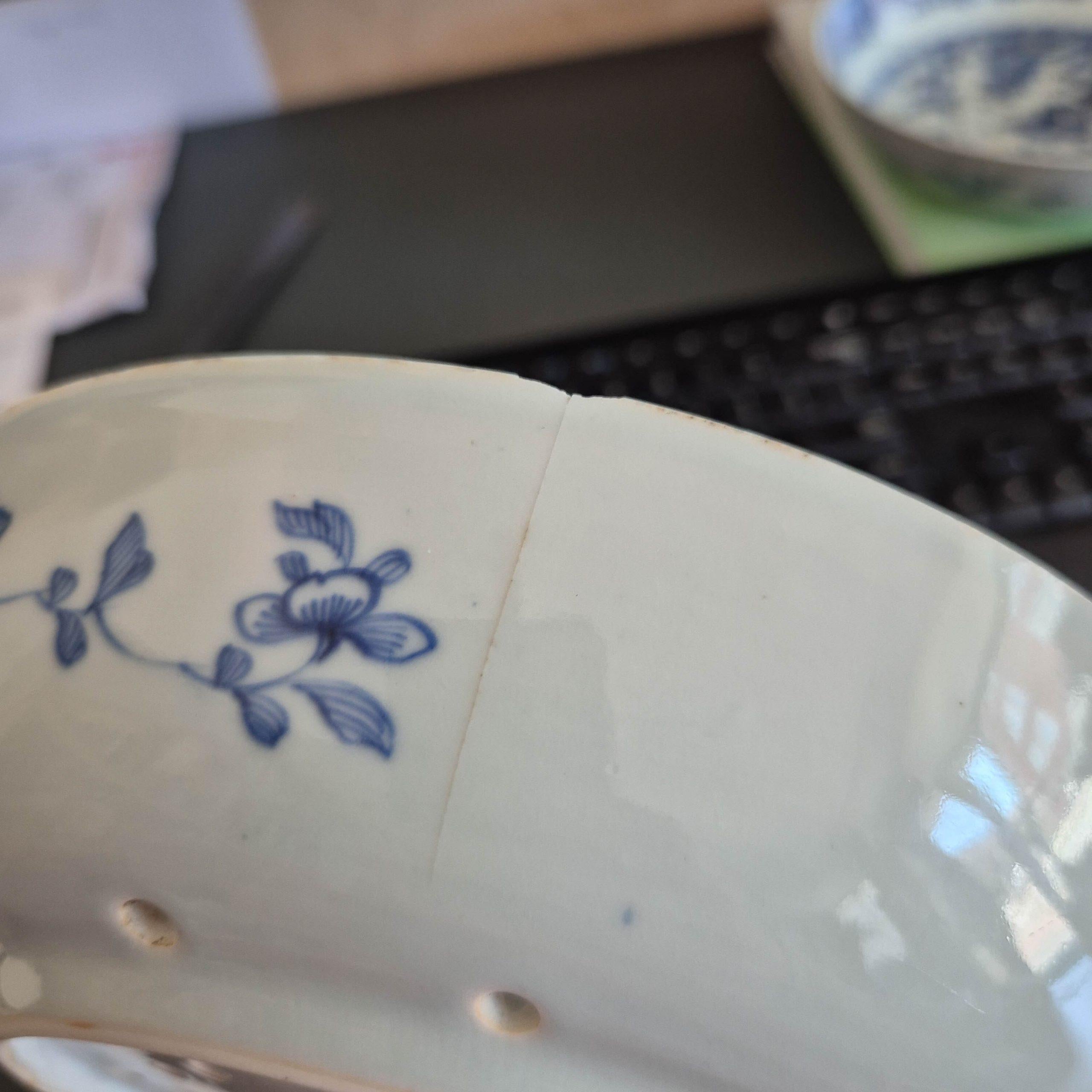 XVIIIe siècle et antérieur Paire de passoire en porcelaine bleu et blanc de la dynastie Qing - Dame dans une scène de jardin - 18ème C. en vente
