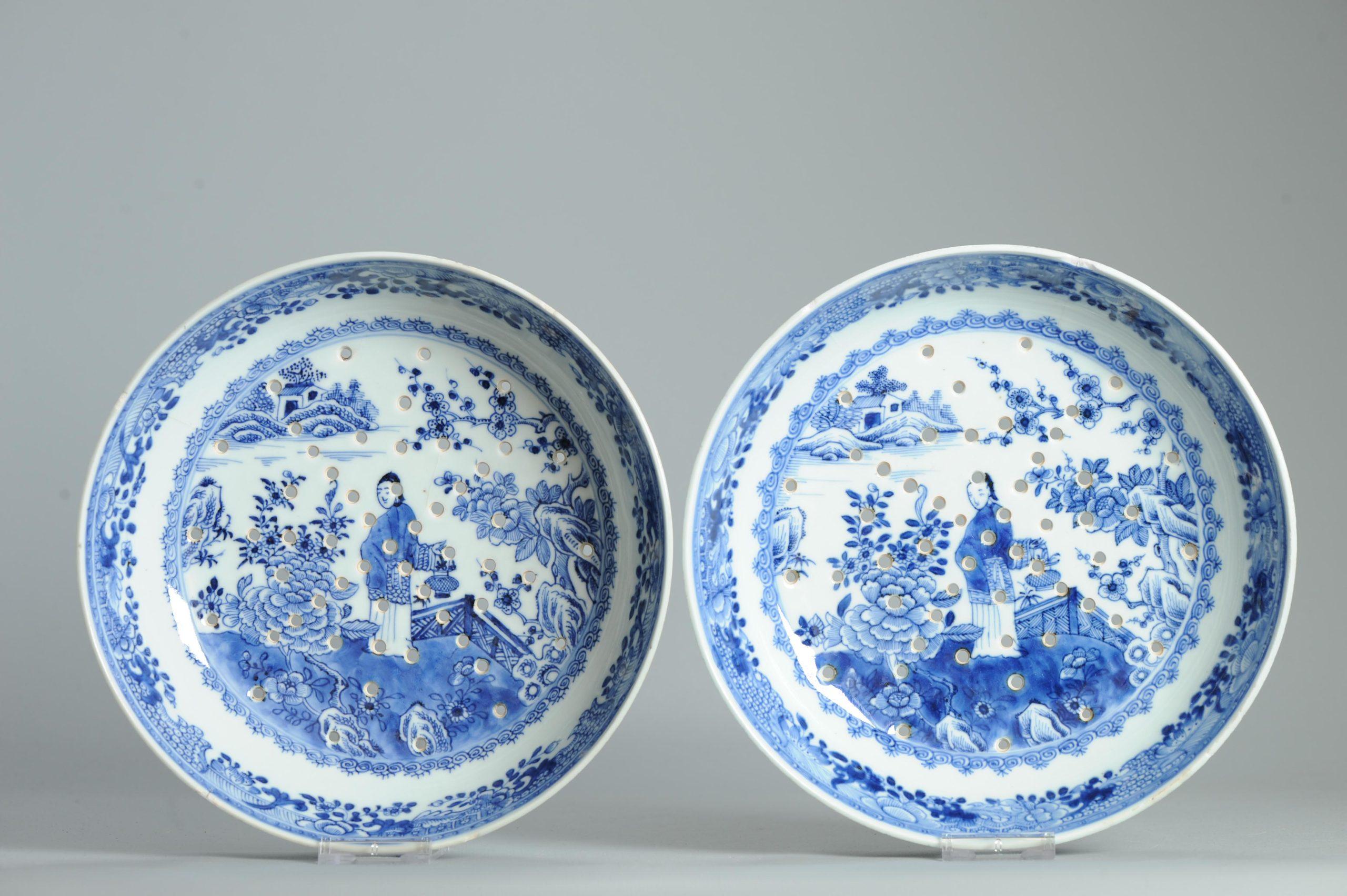 Porcelaine Paire de passoire en porcelaine bleu et blanc de la dynastie Qing - Dame dans une scène de jardin - 18ème C. en vente
