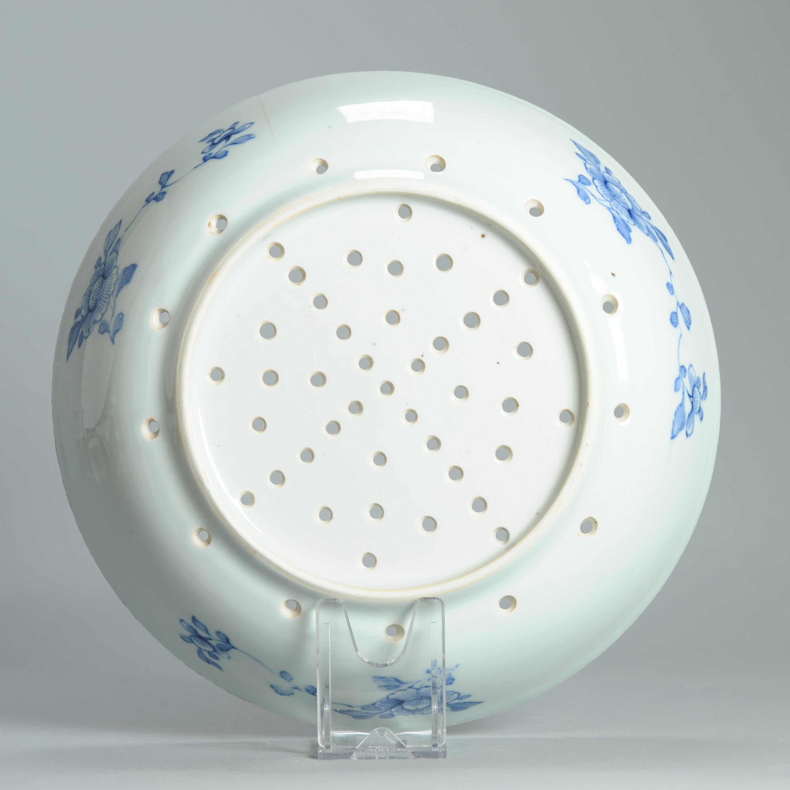 Paire de passoire en porcelaine bleu et blanc de la dynastie Qing - Dame dans une scène de jardin - 18ème C. en vente 2