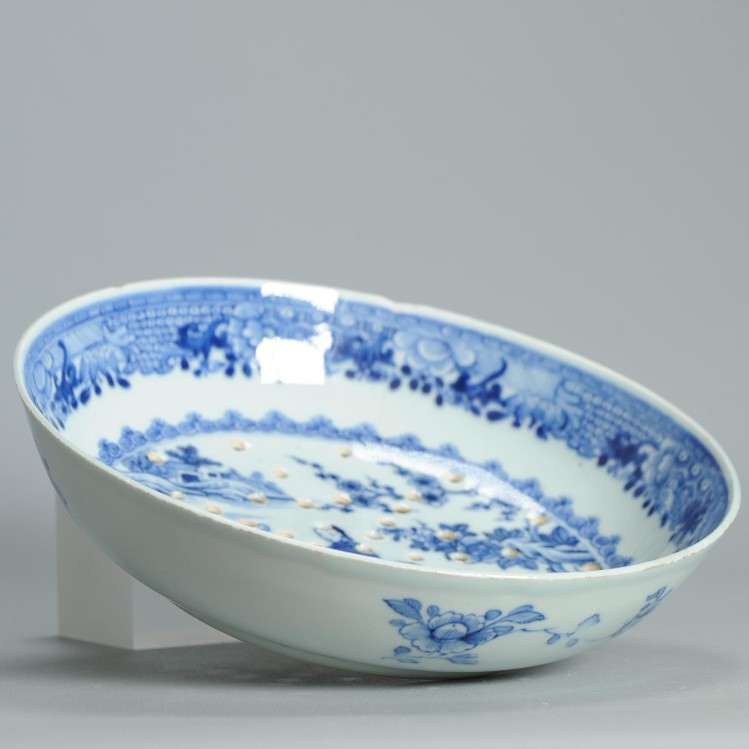 Paire de passoire en porcelaine bleu et blanc de la dynastie Qing - Dame dans une scène de jardin - 18ème C. en vente 3
