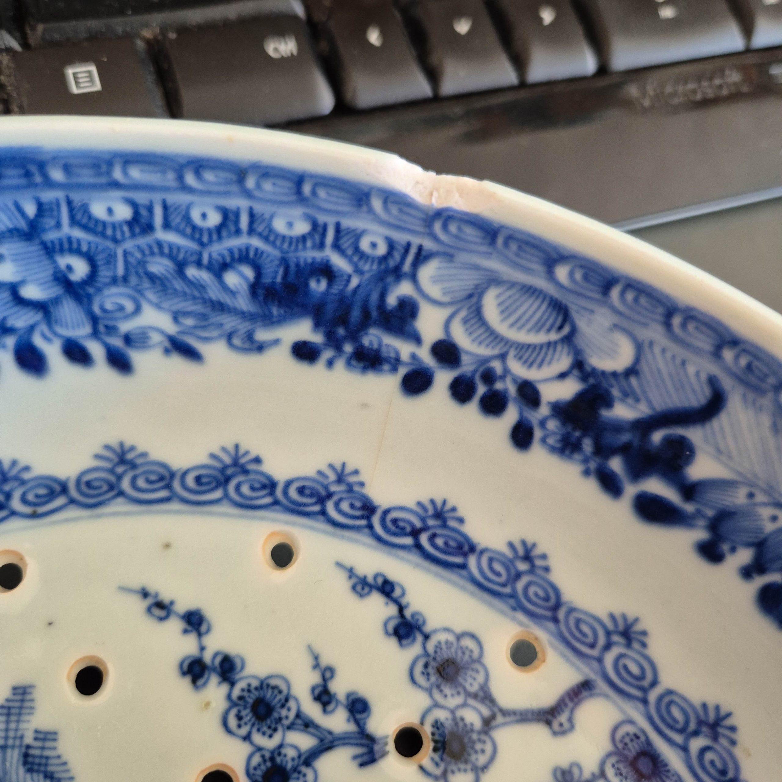 Chinois Paire de passoire en porcelaine bleu et blanc de la dynastie Qing - Dame dans une scène de jardin - 18ème C. en vente