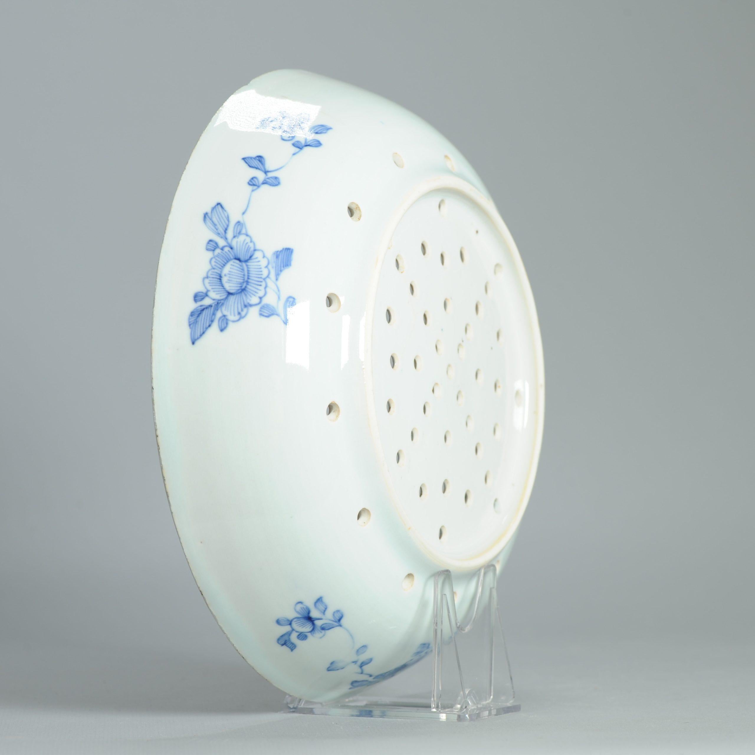 Paire de passoire en porcelaine bleu et blanc de la dynastie Qing - Dame dans une scène de jardin - 18ème C. en vente 4